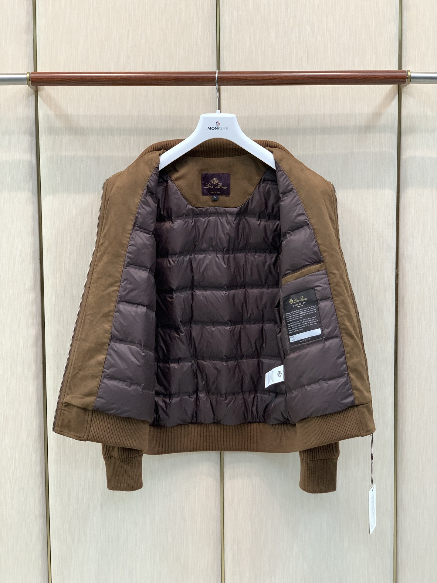 ，Loro Piana(Loro Piana )，2026冬季最新品，专柜同步有售，原单狠货，时尚休闲翻领羽绒夹克外套，