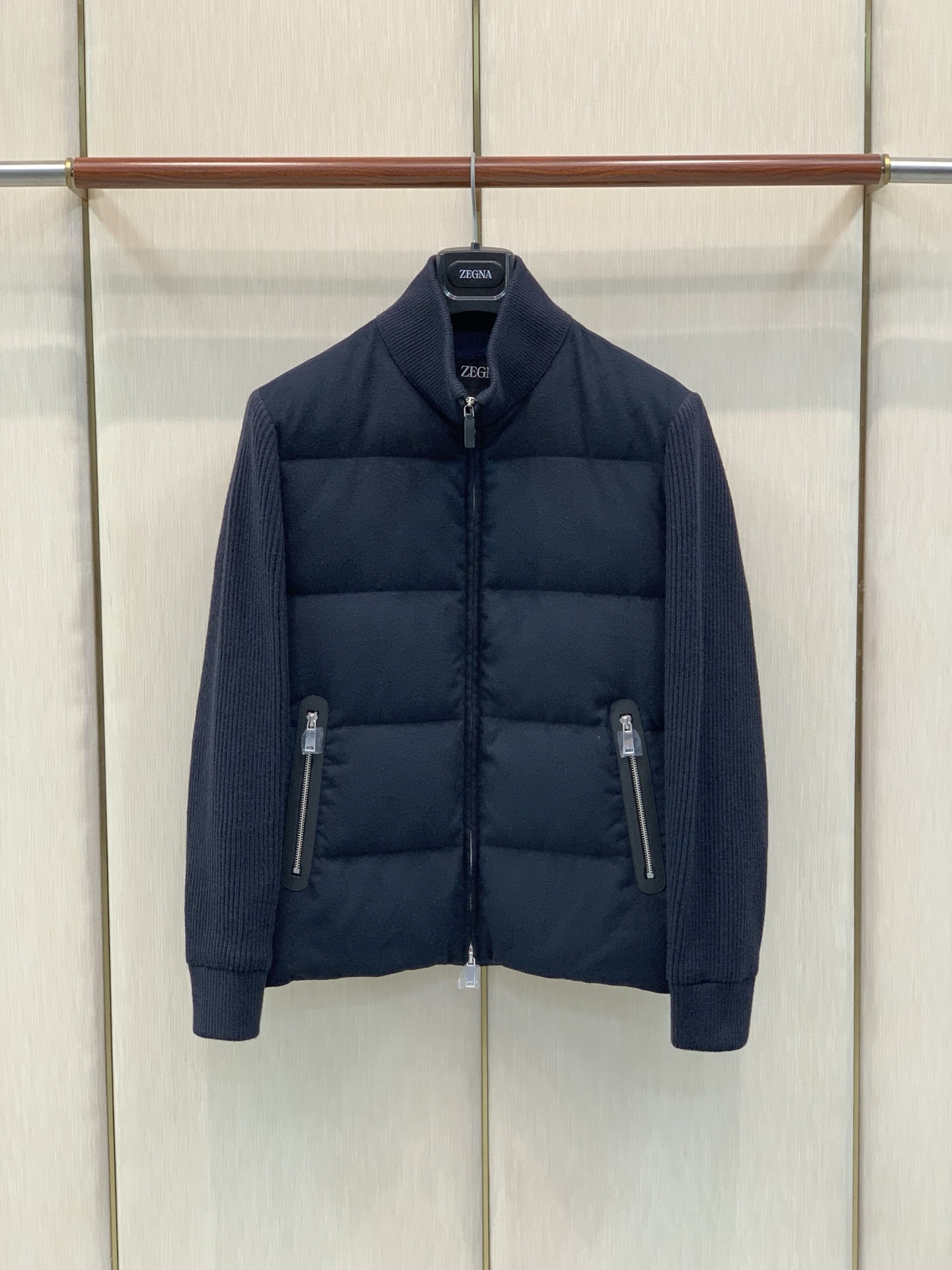 ，杰尼亚 Zegna，2026冬季最新品，专柜同步有售，原单狠货，时尚休闲立领拼接羽绒服外套，采用进口原版面料，舒适透气