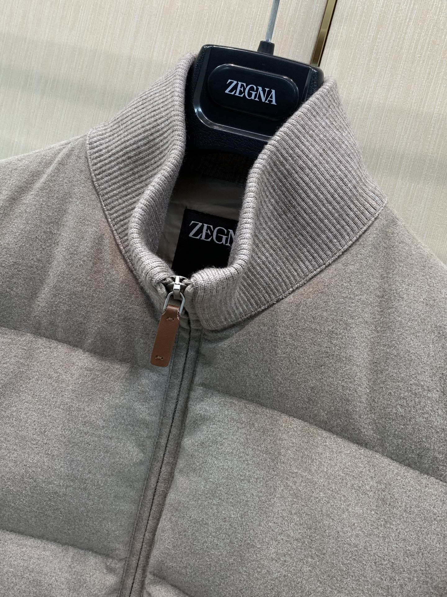，杰尼亚 Zegna，2026冬季最新品，专柜同步有售，原单狠货，时尚休闲立领拼接羽绒服外套，采用进口原版面料，舒适透气