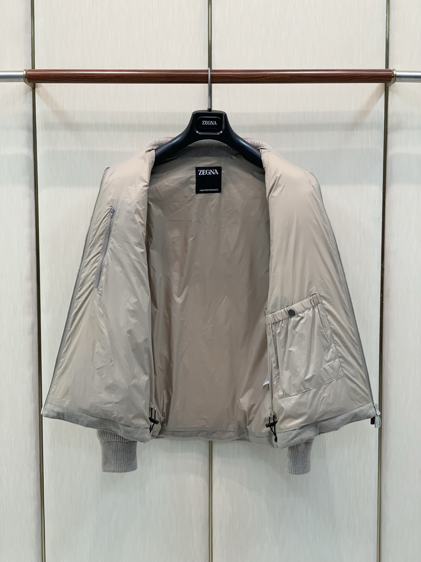 ，杰尼亚 Zegna，2026冬季最新品，专柜同步有售，原单狠货，时尚休闲立领拼接羽绒服外套，采用进口原版面料，舒适透气