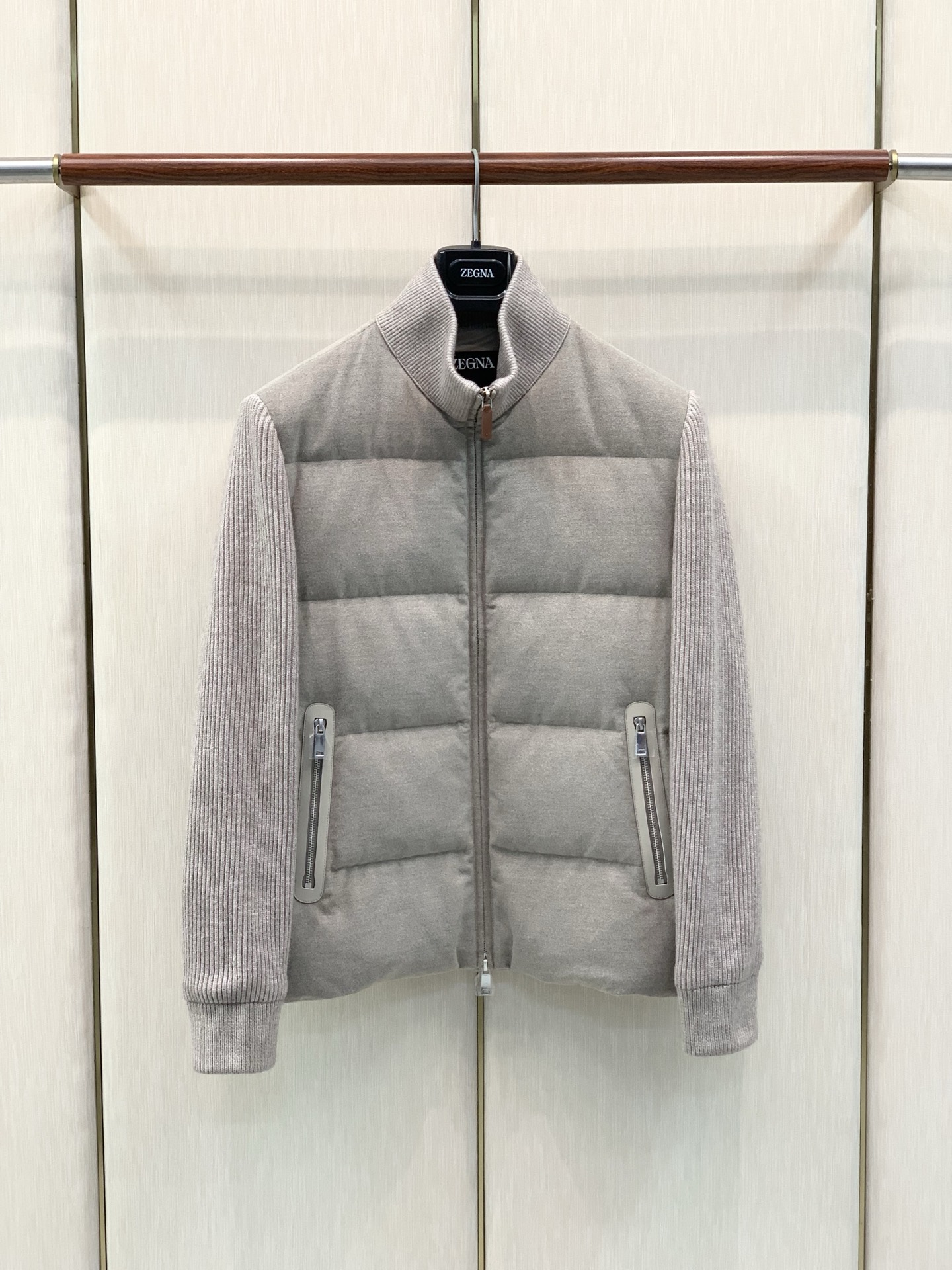 ，杰尼亚 Zegna，2026冬季最新品，专柜同步有售，原单狠货，时尚休闲立领拼接羽绒服外套，采用进口原版面料，舒适透气
