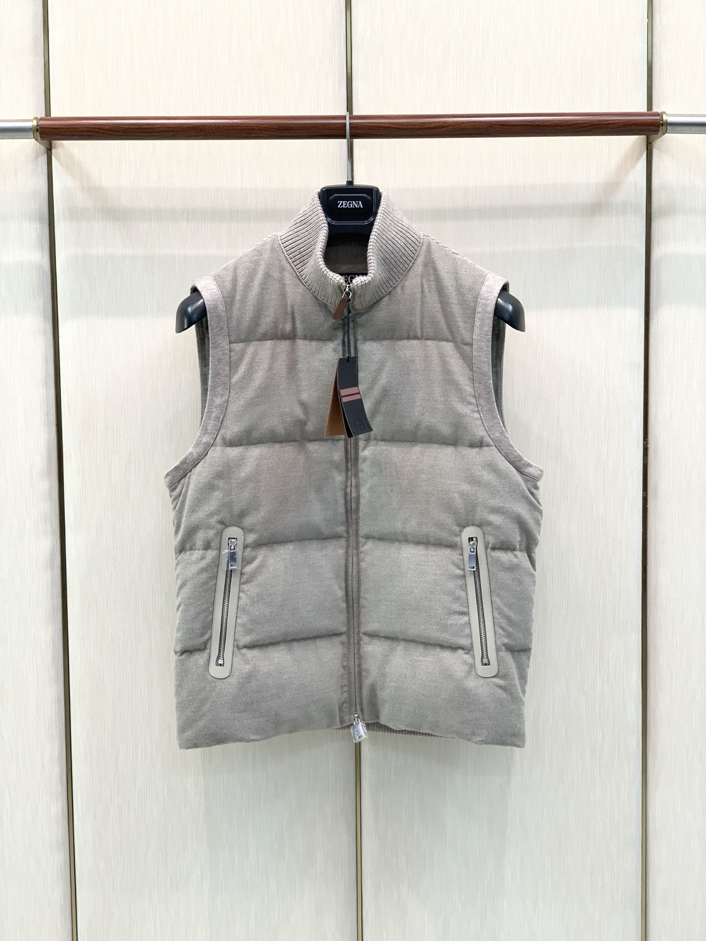 ，杰尼亚 Zegna，2026冬季最新品，专柜同步有售，原单狠货，时尚休闲立领拼接羽绒马甲，采用进口原版面料，舒适透气，