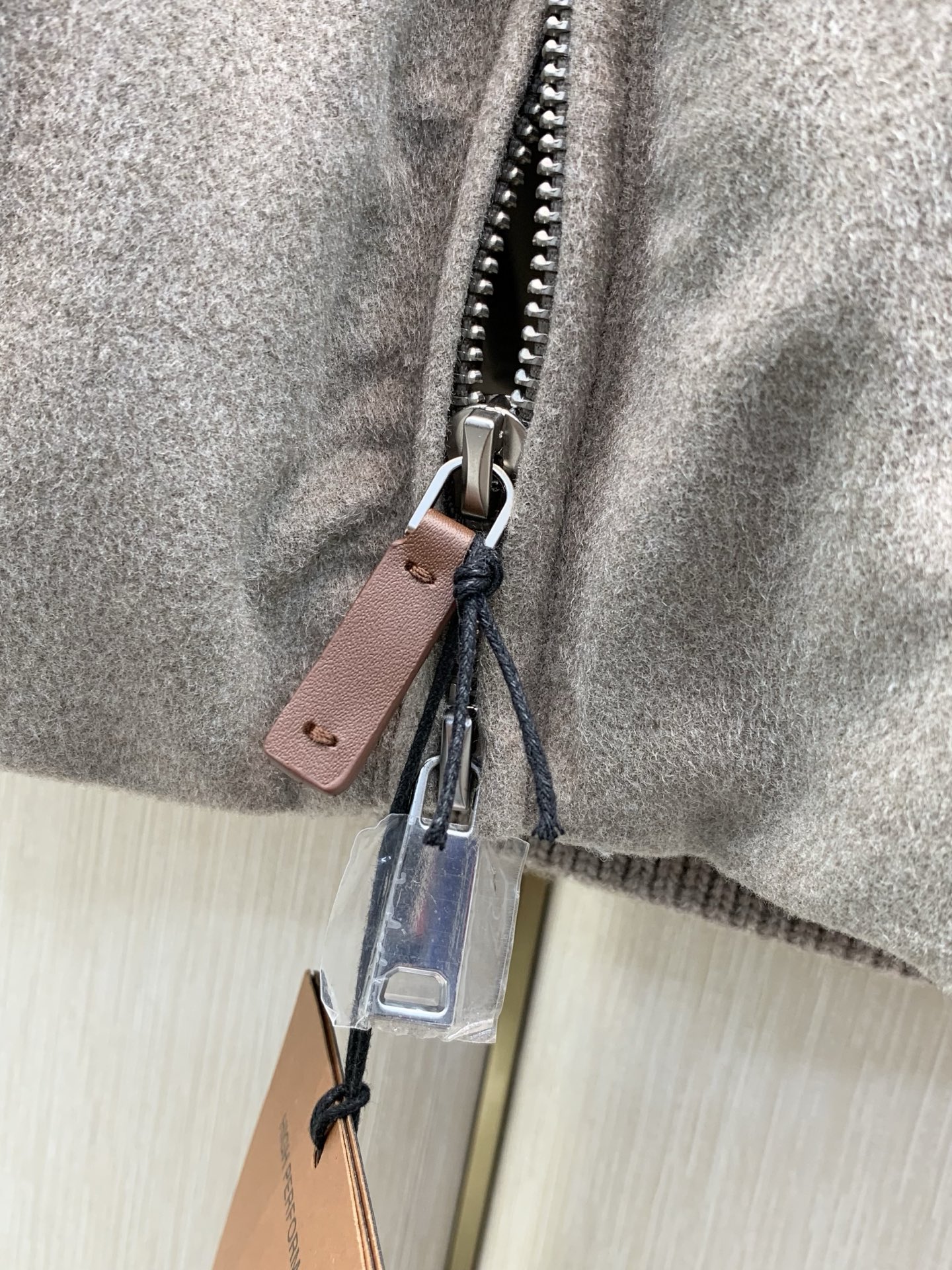 ，杰尼亚 Zegna，2026冬季最新品，专柜同步有售，原单狠货，时尚休闲立领拼接羽绒马甲，采用进口原版面料，舒适透气，