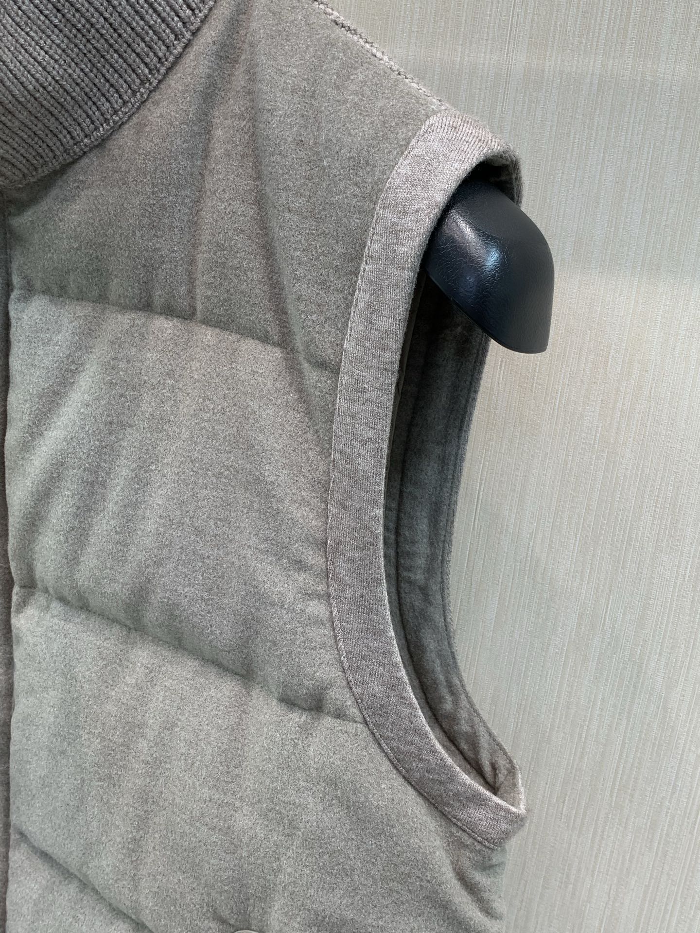 ，杰尼亚 Zegna，2026冬季最新品，专柜同步有售，原单狠货，时尚休闲立领拼接羽绒马甲，采用进口原版面料，舒适透气，