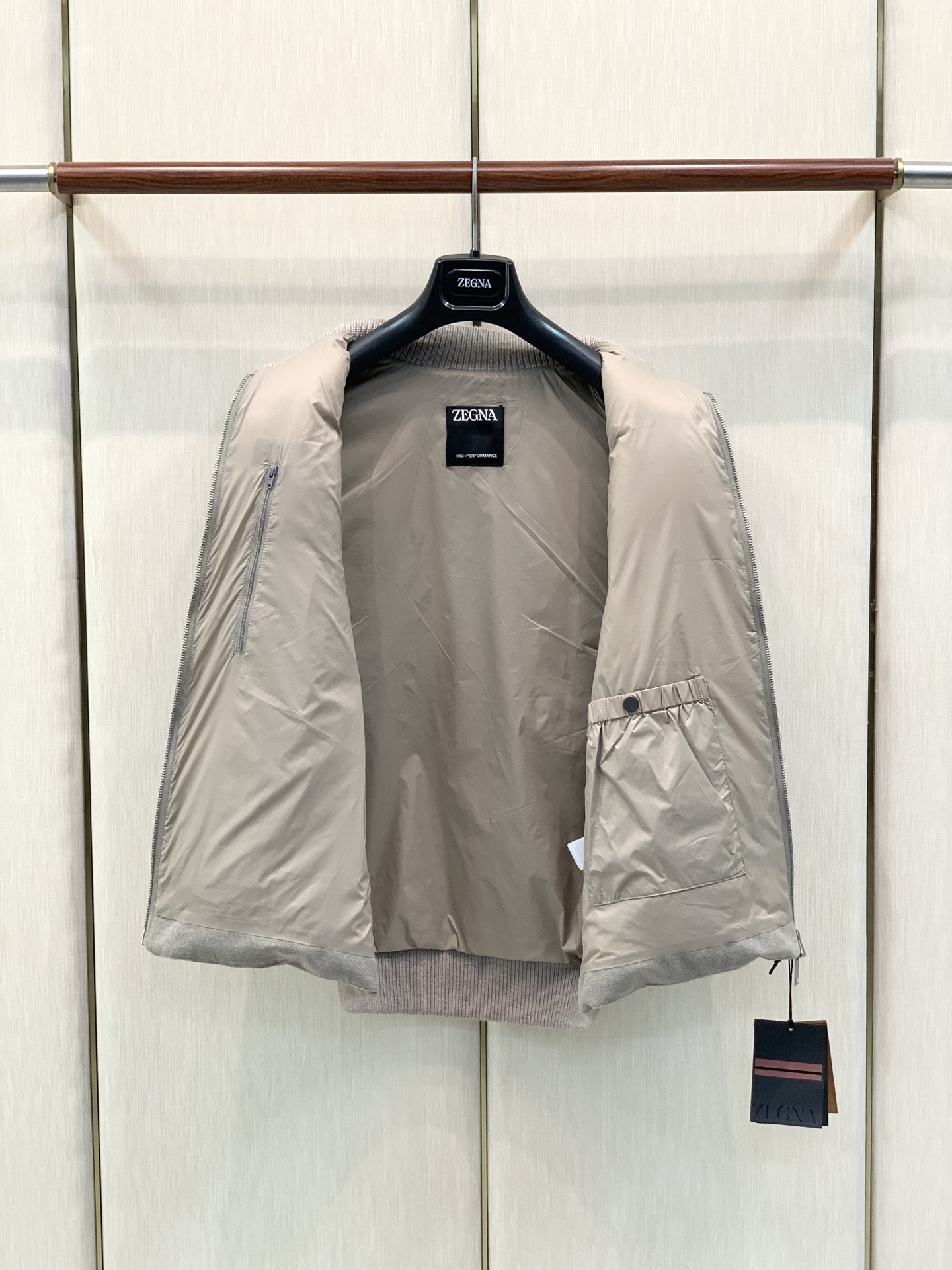 ，杰尼亚 Zegna，2026冬季最新品，专柜同步有售，原单狠货，时尚休闲立领拼接羽绒马甲，采用进口原版面料，舒适透气，
