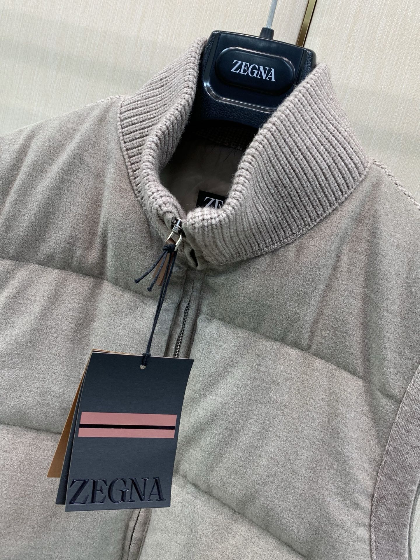 ，杰尼亚 Zegna，2026冬季最新品，专柜同步有售，原单狠货，时尚休闲立领拼接羽绒马甲，采用进口原版面料，舒适透气，