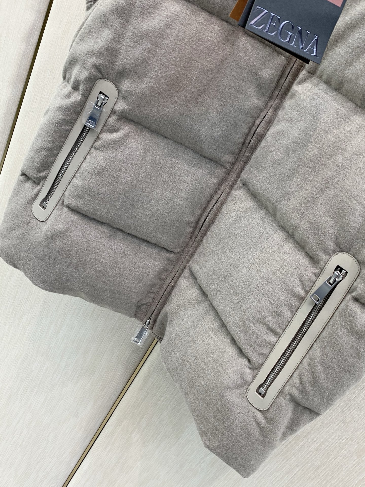 ，杰尼亚 Zegna，2026冬季最新品，专柜同步有售，原单狠货，时尚休闲立领拼接羽绒马甲，采用进口原版面料，舒适透气，