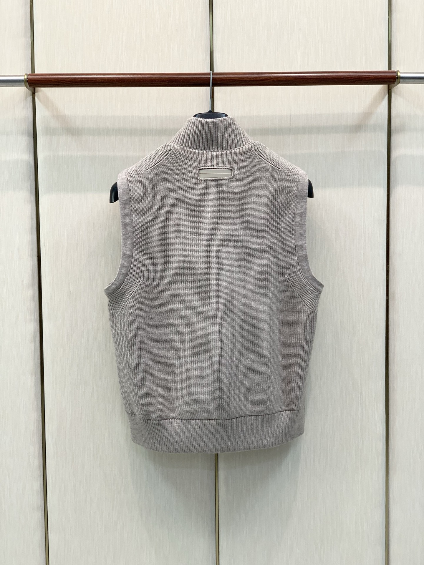 ，杰尼亚 Zegna，2026冬季最新品，专柜同步有售，原单狠货，时尚休闲立领拼接羽绒马甲，采用进口原版面料，舒适透气，