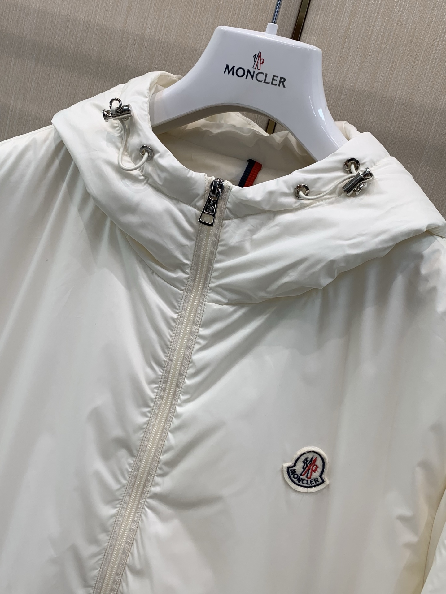 ，Moncler 蒙口，2026冬季最新品，专柜同步有售，原单狠货，时尚休闲两件套羽绒服，上身舒适！吸睛而有亮点，采用进