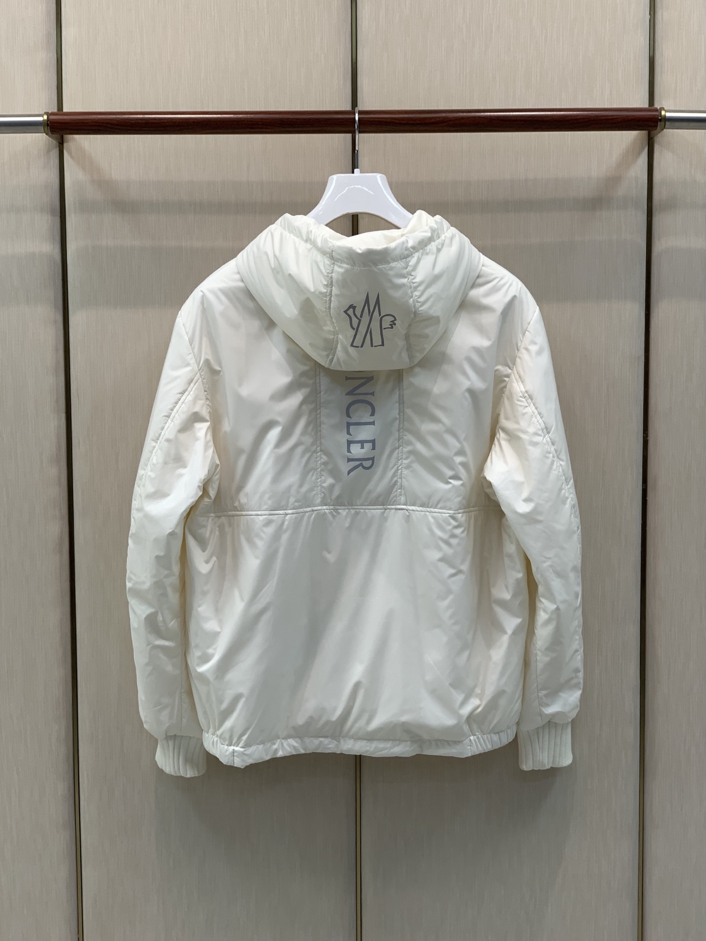 ，Moncler 蒙口，2026冬季最新品，专柜同步有售，原单狠货，时尚休闲两件套羽绒服，上身舒适！吸睛而有亮点，采用进