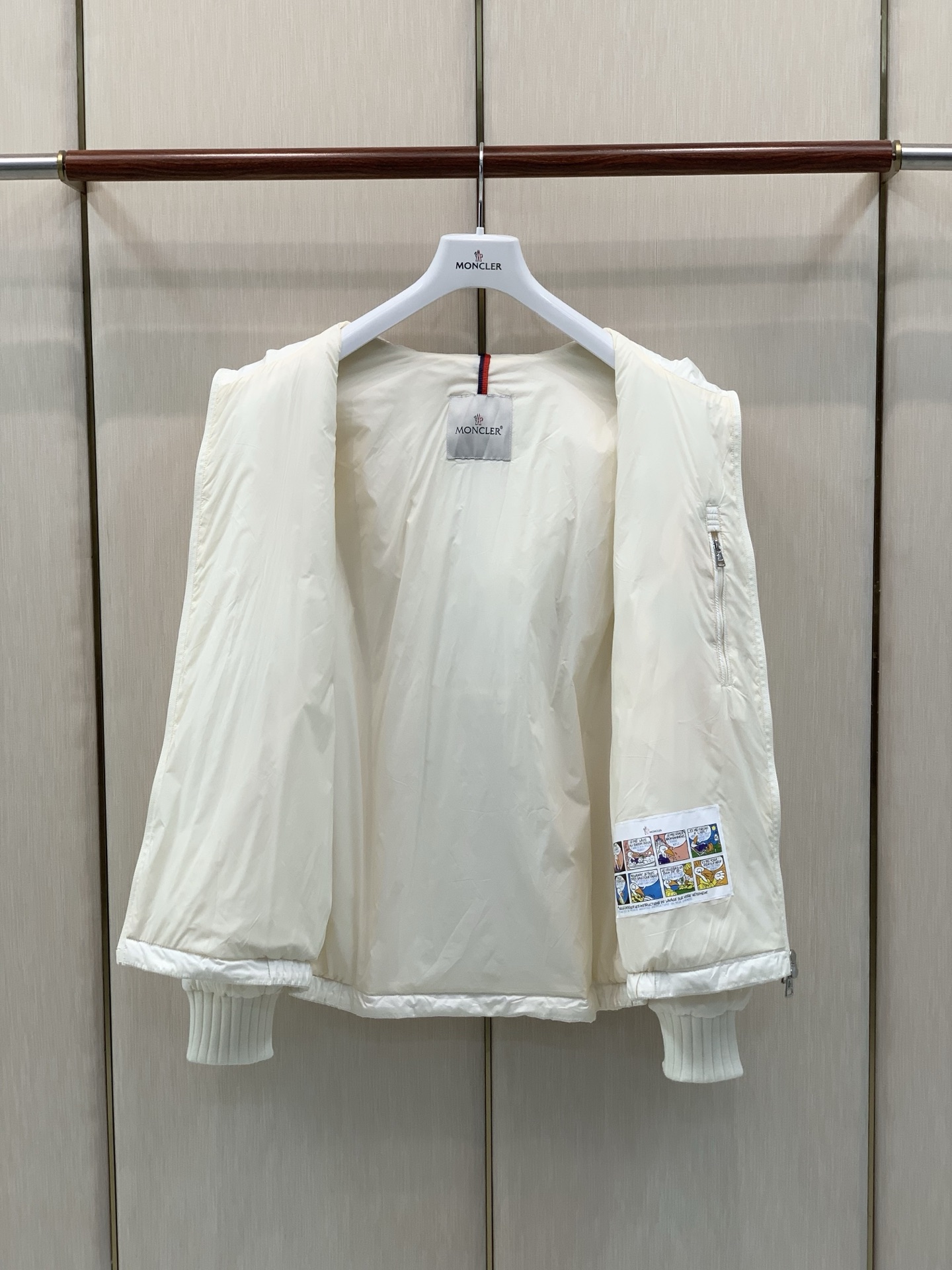 ，Moncler 蒙口，2026冬季最新品，专柜同步有售，原单狠货，时尚休闲两件套羽绒服，上身舒适！吸睛而有亮点，采用进