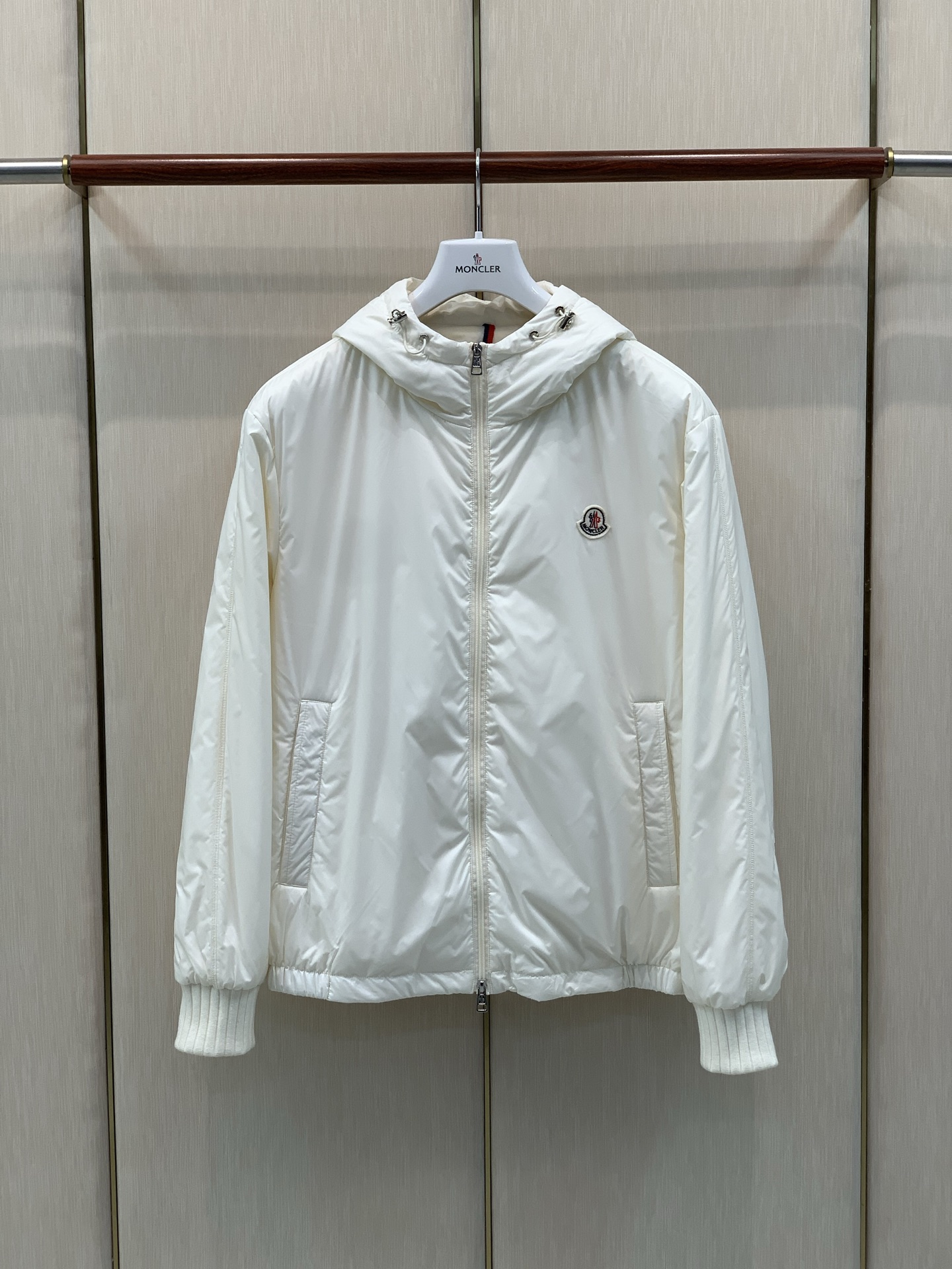 ，Moncler 蒙口，2026冬季最新品，专柜同步有售，原单狠货，时尚休闲两件套羽绒服，上身舒适！吸睛而有亮点，采用进