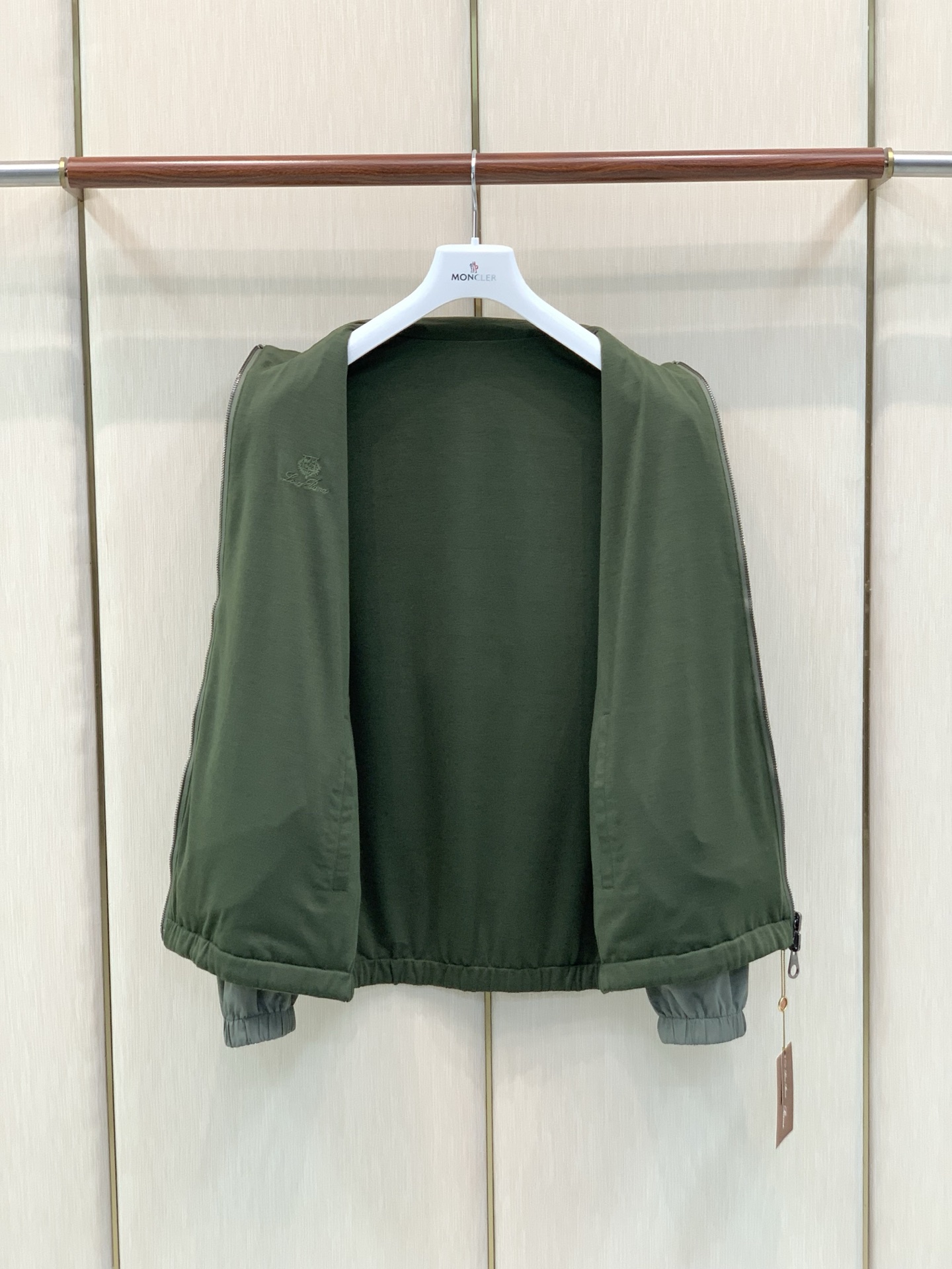 ,Loro Piana(Loro Piana ),2026秋季最新品,专柜同步有售,原单狠货,时尚休闲两面穿立领夹克外套 ,Loro Piana(Loro Piana ),2026秋季最新品,专柜同步有售,原单狠货,时尚休闲两面穿立领夹克外套