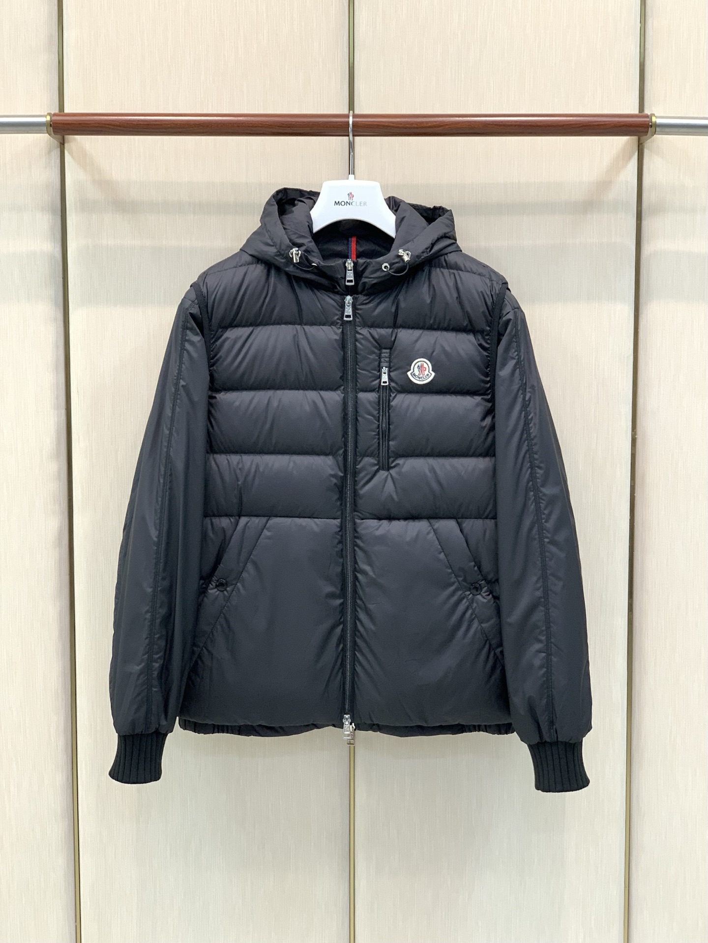，Moncler 蒙口，2026冬季最新品，专柜同步有售，原单狠货，时尚休闲两件套羽绒服，上身舒适！吸睛而有亮点，采用进