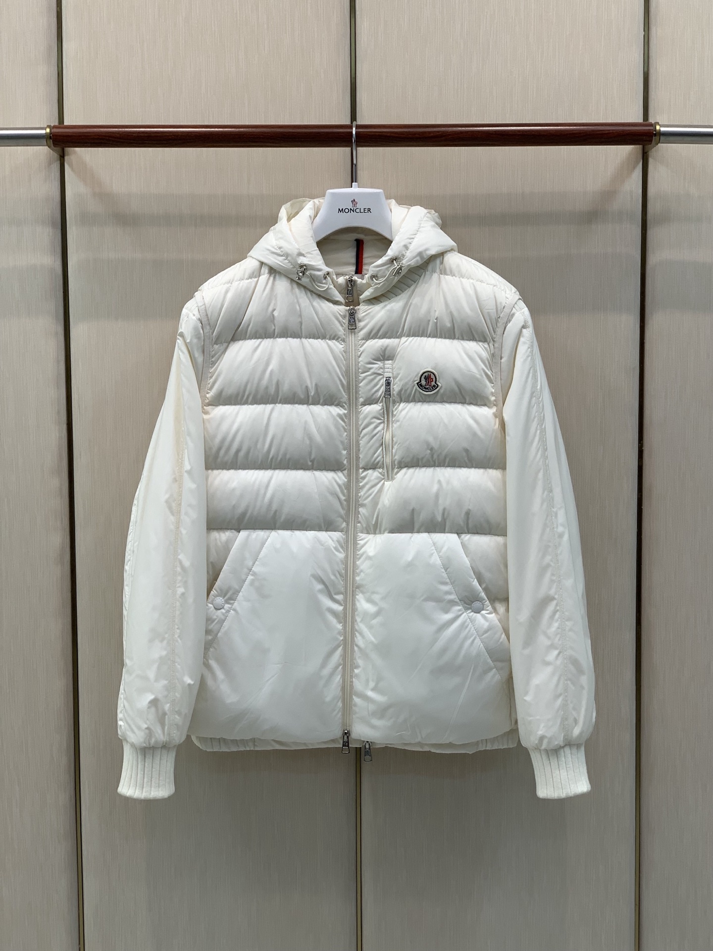 ，Moncler 蒙口，2026冬季最新品，专柜同步有售，原单狠货，时尚休闲两件套羽绒服，上身舒适！吸睛而有亮点，采用进