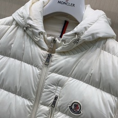 ,Moncler 蒙口,2026冬季最新品,专柜同步有售,原单狠货,时尚休闲两件套羽绒服,上身舒适!吸睛而有亮点,采用进 ,Moncler 蒙口,2026冬季最新品,专柜同步有售,原单狠货,时尚休闲两件套羽绒服,上身舒适!吸睛而有亮点,采用进