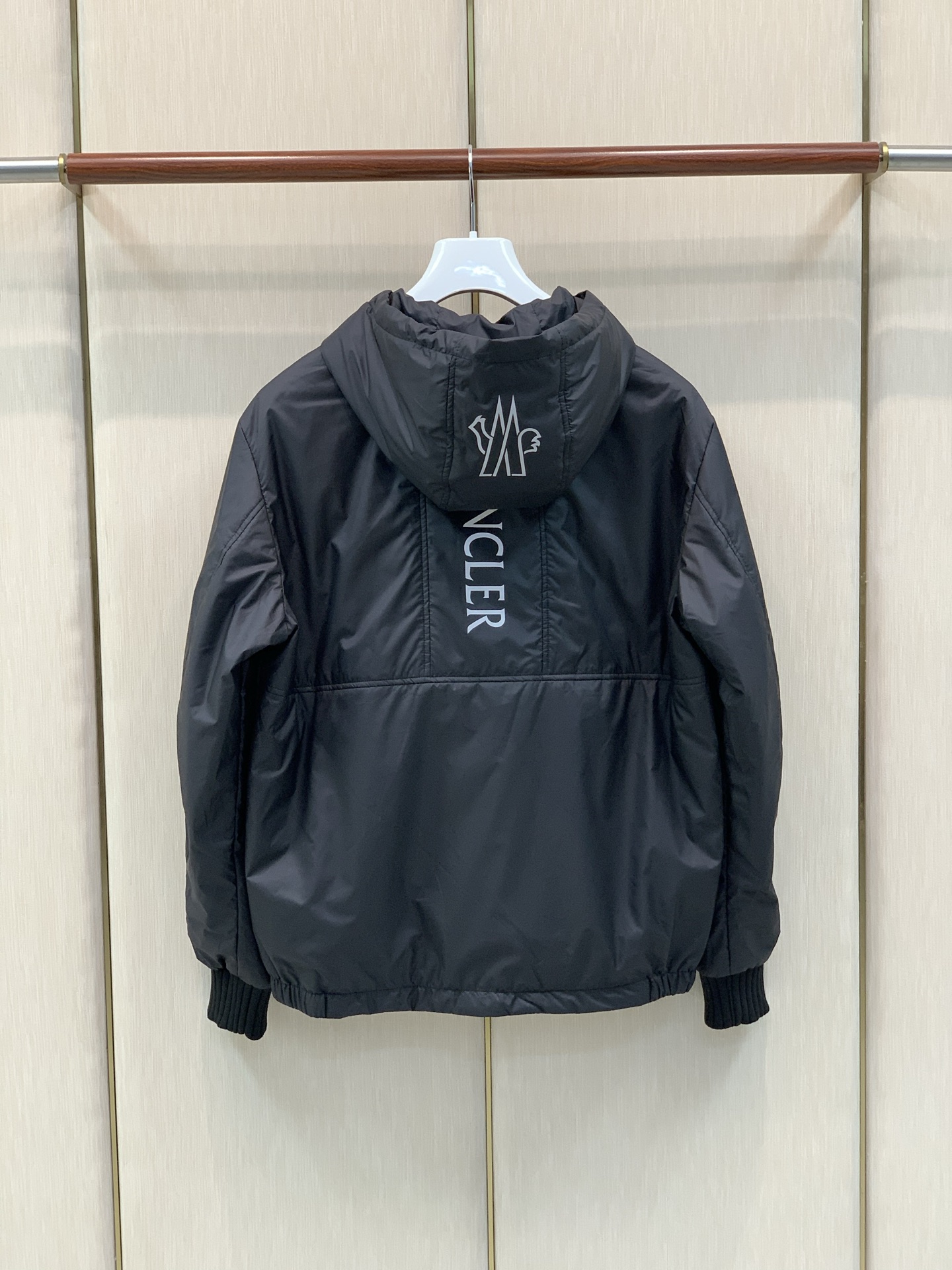 ，Moncler 蒙口，2026冬季最新品，专柜同步有售，原单狠货，时尚休闲两件套羽绒服，上身舒适！吸睛而有亮点，采用进