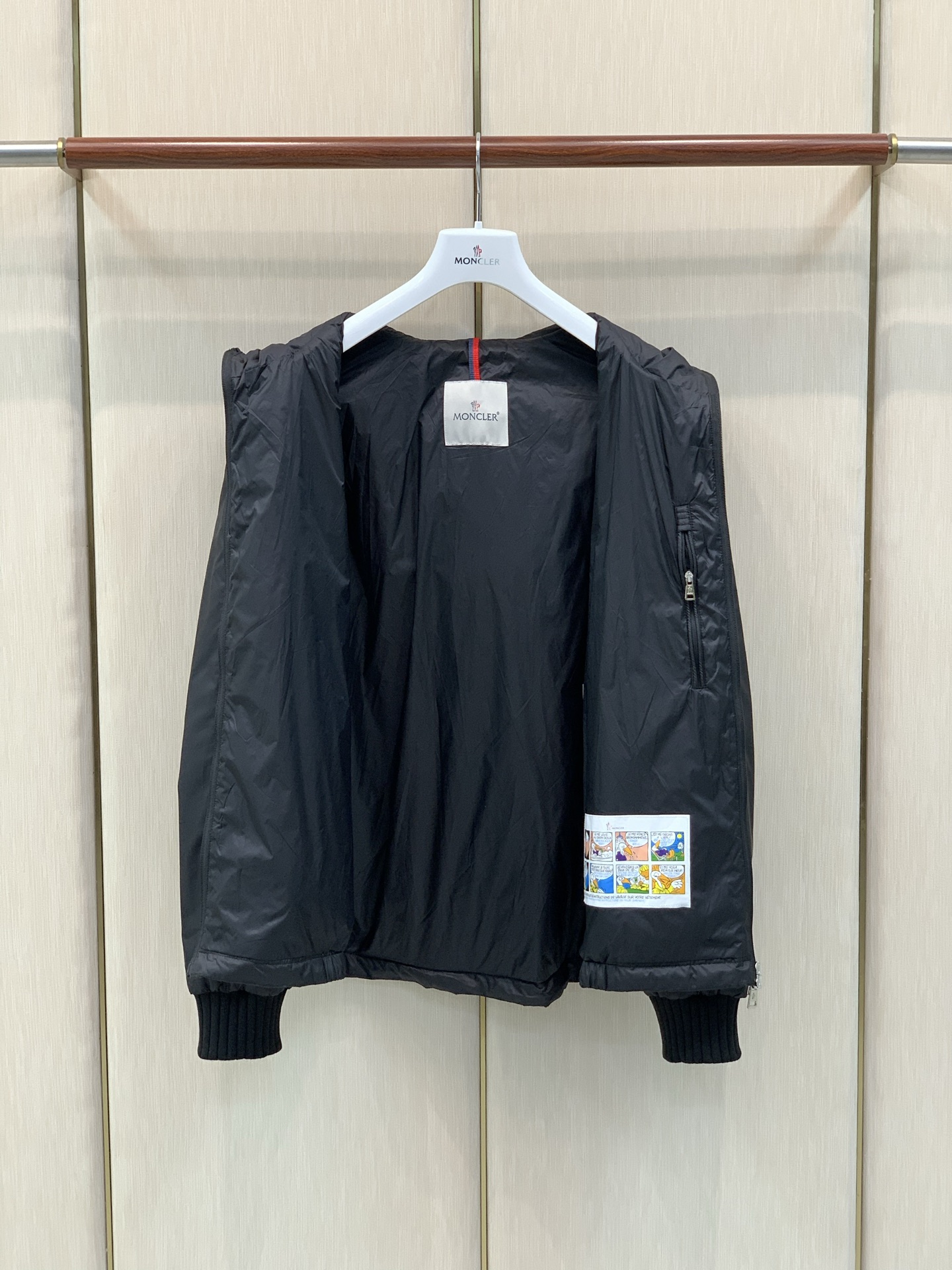 ，Moncler 蒙口，2026冬季最新品，专柜同步有售，原单狠货，时尚休闲两件套羽绒服，上身舒适！吸睛而有亮点，采用进