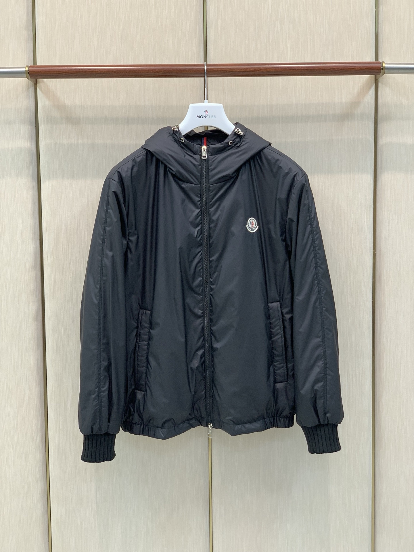 ，Moncler 蒙口，2026冬季最新品，专柜同步有售，原单狠货，时尚休闲两件套羽绒服，上身舒适！吸睛而有亮点，采用进