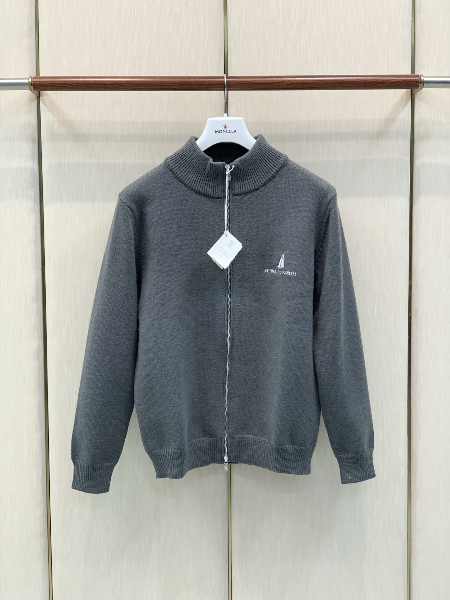 ，BRUNELLO CUCINELLI 意大利神狮，2026冬季最新品，专柜同步有售，原单狠货，时尚休闲翻领针织开衫毛衣