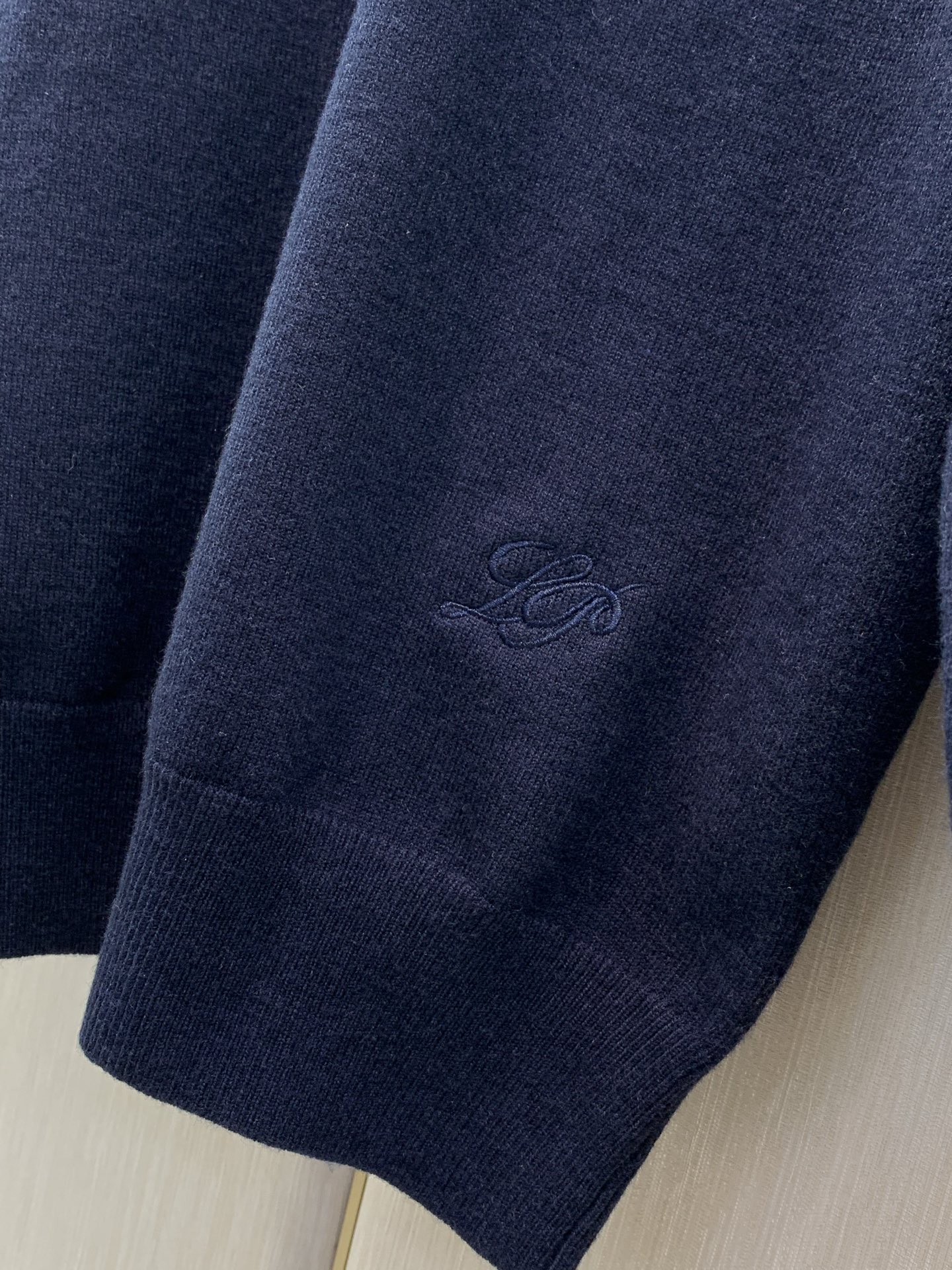 ，Loro Piana(Loro Piana )，2026冬季最新品，专柜同步有售，原单狠货，时尚休闲翻领长袖针织毛衣，