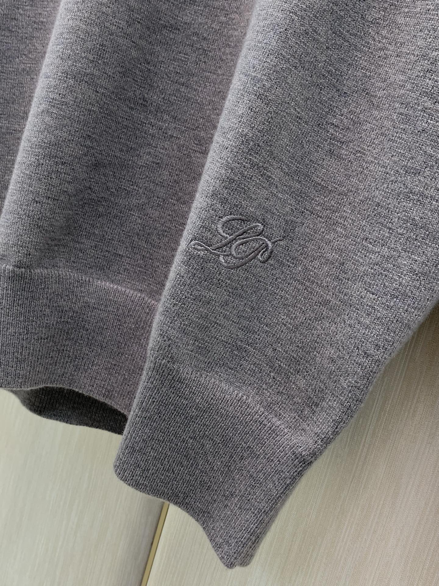 ，Loro Piana(Loro Piana )，2026冬季最新品，专柜同步有售，原单狠货，时尚休闲翻领长袖针织毛衣，