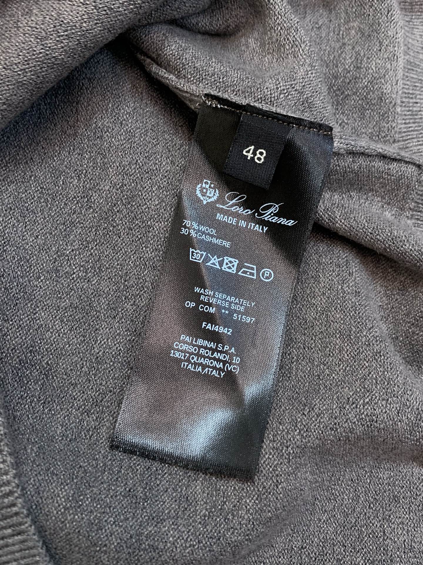 ，Loro Piana(Loro Piana )，2026冬季最新品，专柜同步有售，原单狠货，时尚休闲翻领长袖针织毛衣，