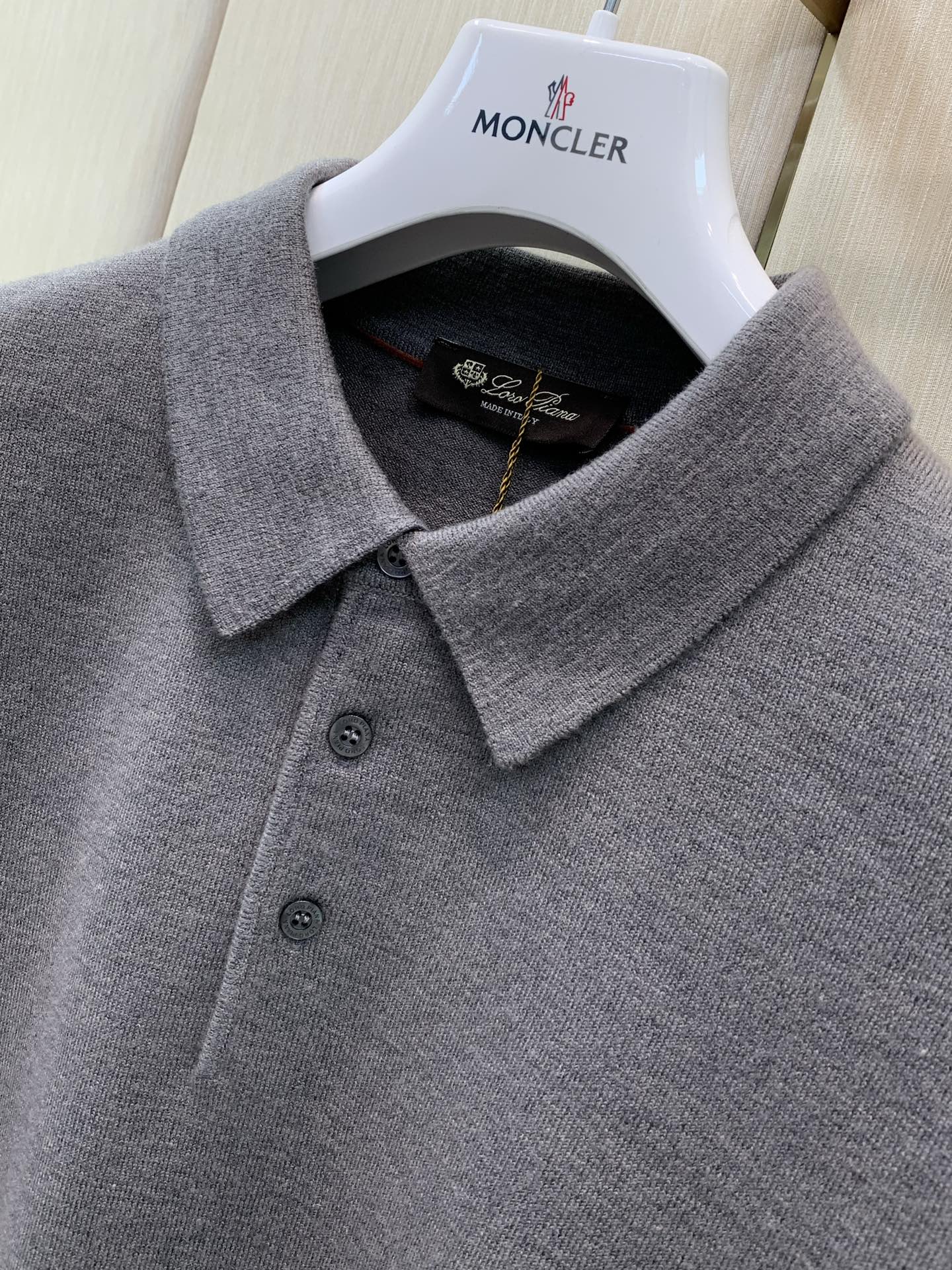 ，Loro Piana(Loro Piana )，2026冬季最新品，专柜同步有售，原单狠货，时尚休闲翻领长袖针织毛衣，