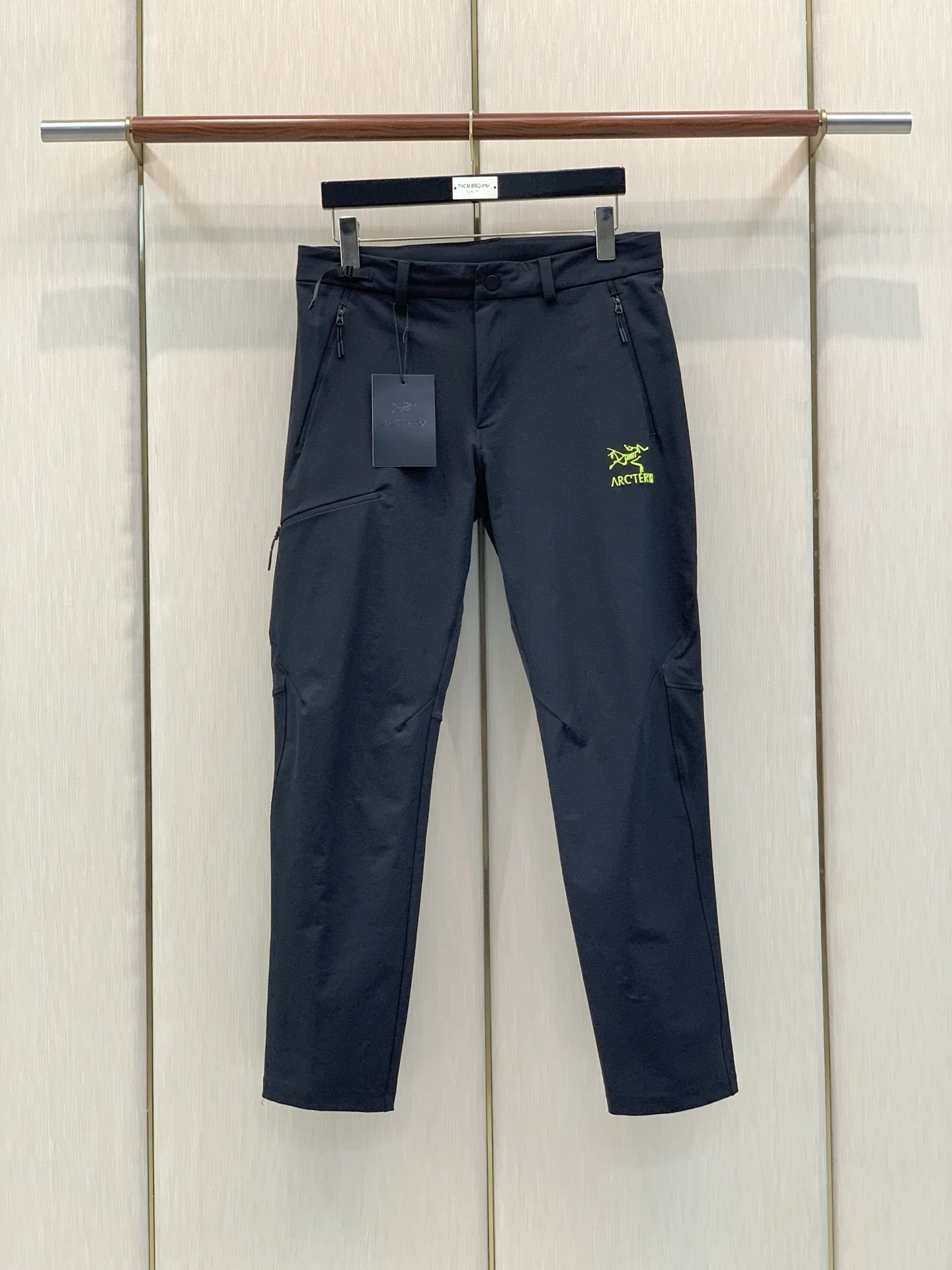 ，ARCTERYX 始祖鸟，2026秋季新品，时尚休闲裤，专柜同步有售，原单狠货，采用进口原版面料，顶级印花工艺字母图案