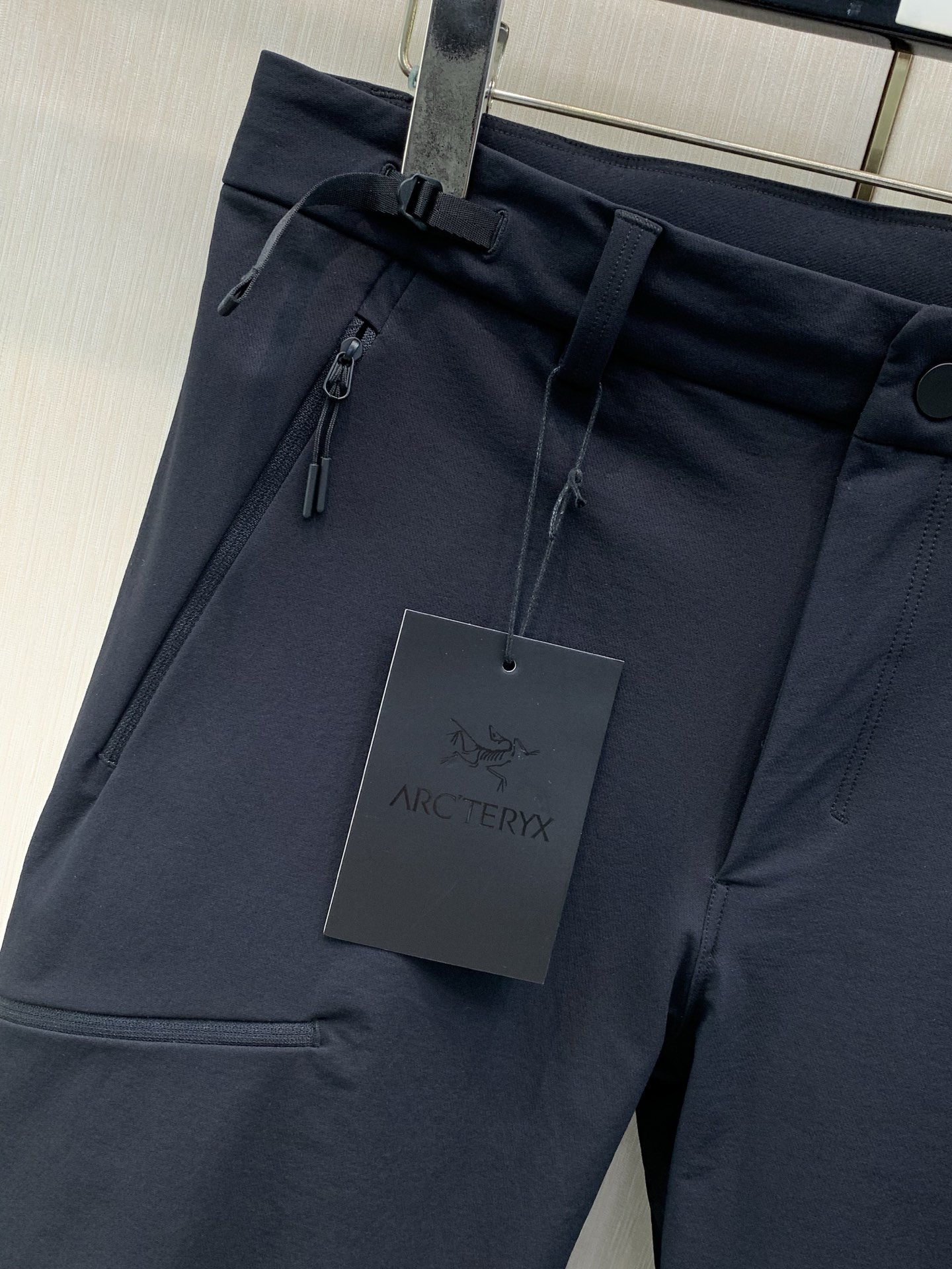，ARCTERYX 始祖鸟，2026秋季新品，时尚休闲裤，专柜同步有售，原单狠货，采用进口原版面料，顶级印花工艺字母图案