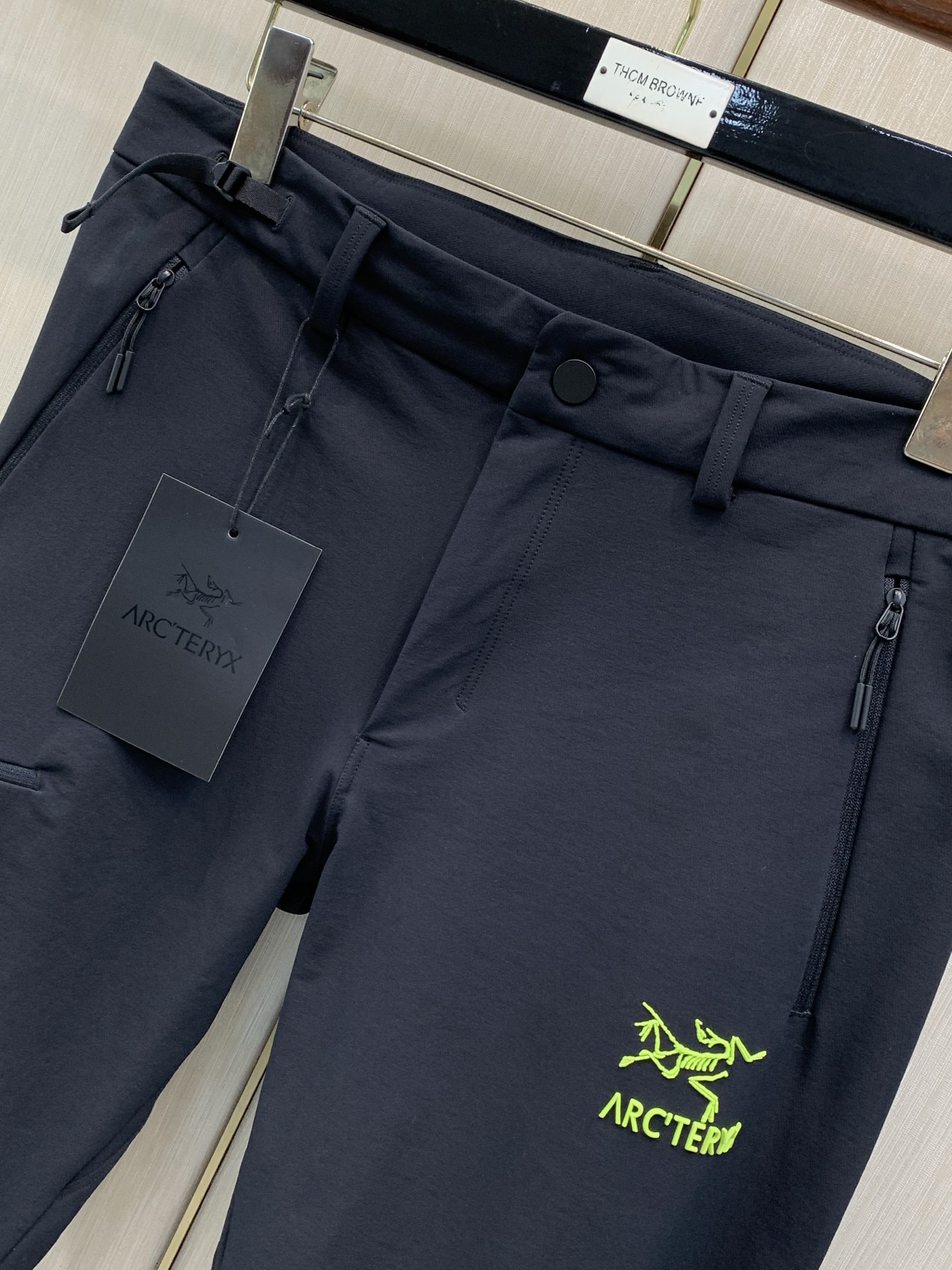 ，ARCTERYX 始祖鸟，2026秋季新品，时尚休闲裤，专柜同步有售，原单狠货，采用进口原版面料，顶级印花工艺字母图案