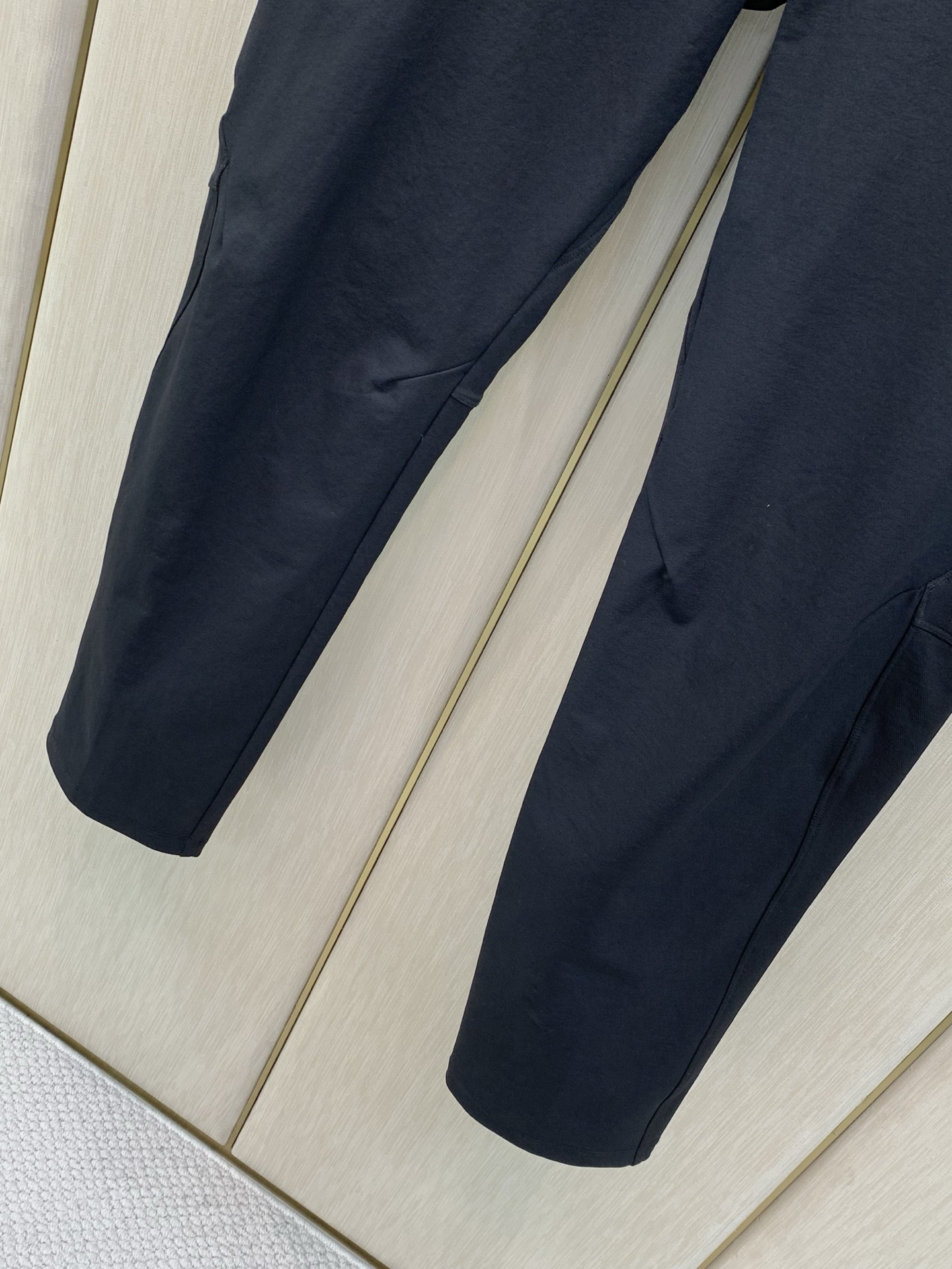 ，ARCTERYX 始祖鸟，2026秋季新品，时尚休闲裤，专柜同步有售，原单狠货，采用进口原版面料，顶级印花工艺字母图案
