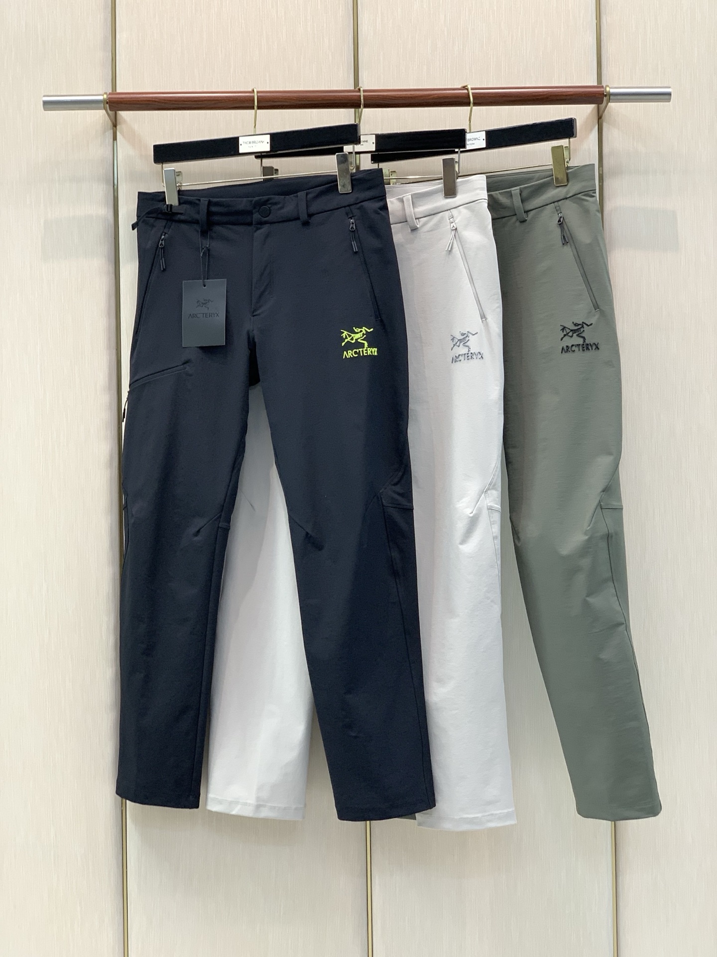 ，ARCTERYX 始祖鸟，2026秋季新品，时尚休闲裤，专柜同步有售，原单狠货，采用进口原版面料，顶级印花工艺字母图案