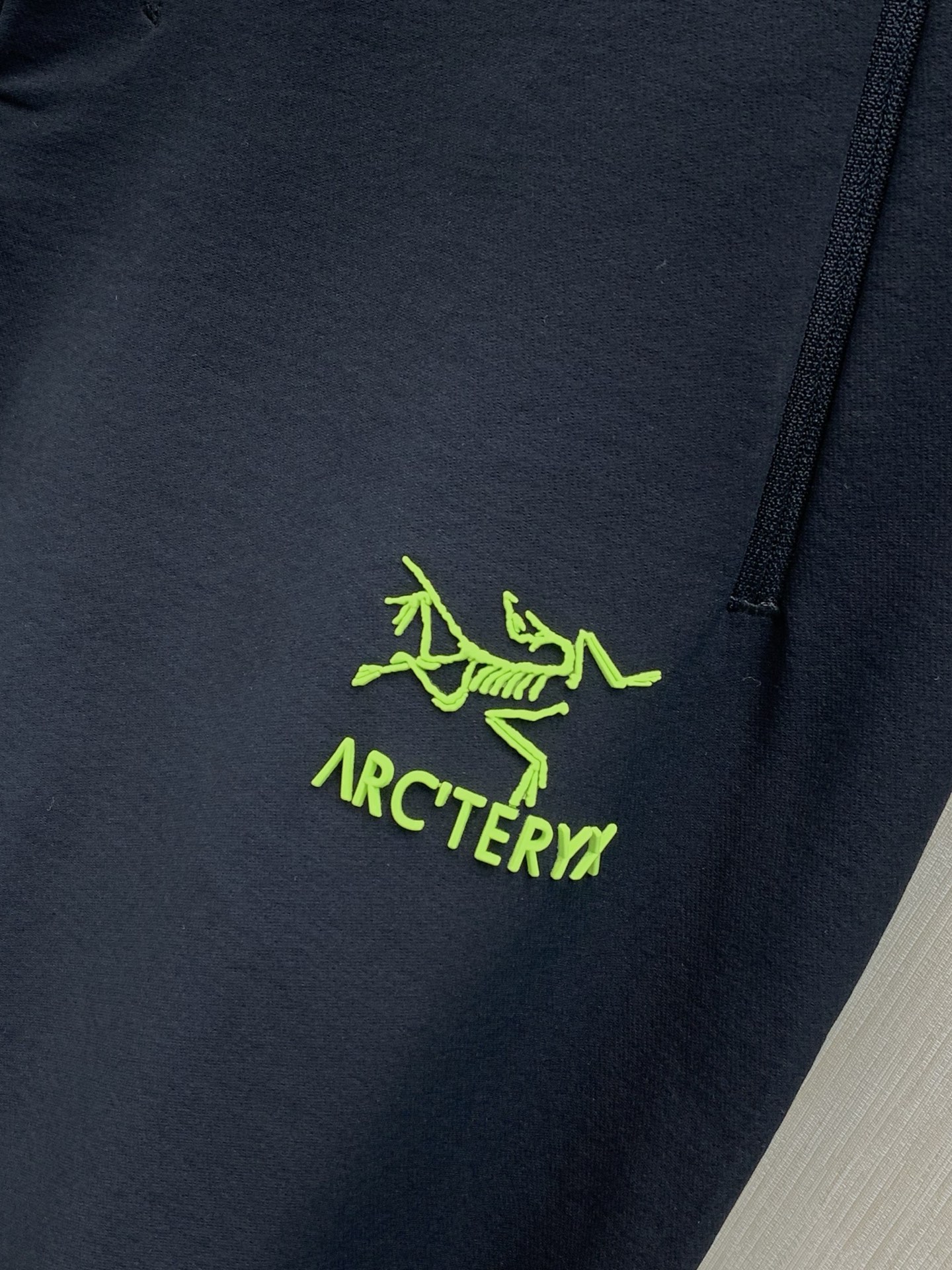 ，ARCTERYX 始祖鸟，2026秋季新品，时尚休闲裤，专柜同步有售，原单狠货，采用进口原版面料，顶级印花工艺字母图案