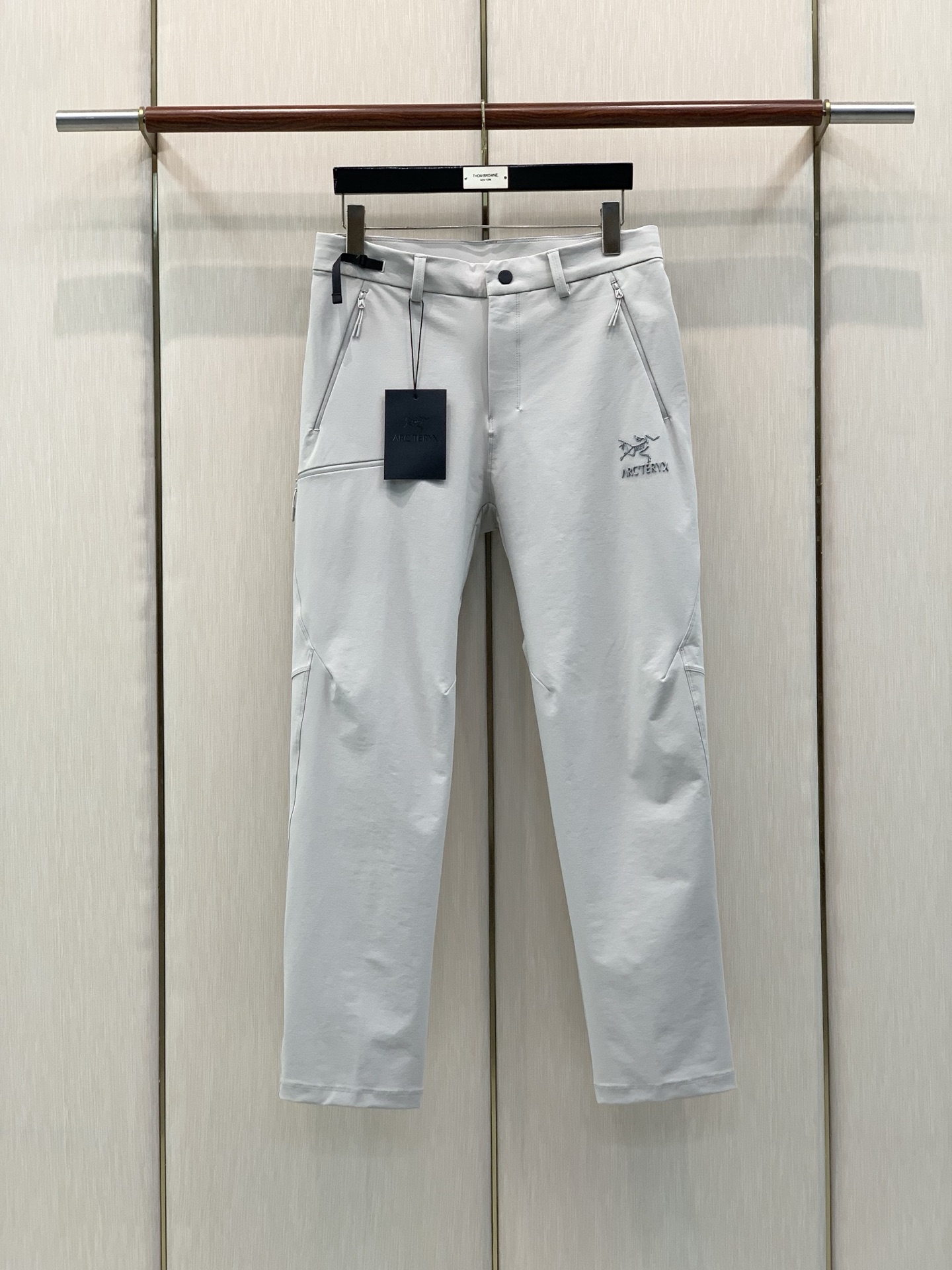 ，ARCTERYX 始祖鸟，2026秋季新品，时尚休闲裤，专柜同步有售，原单狠货，采用进口原版面料，顶级印花工艺字母图案