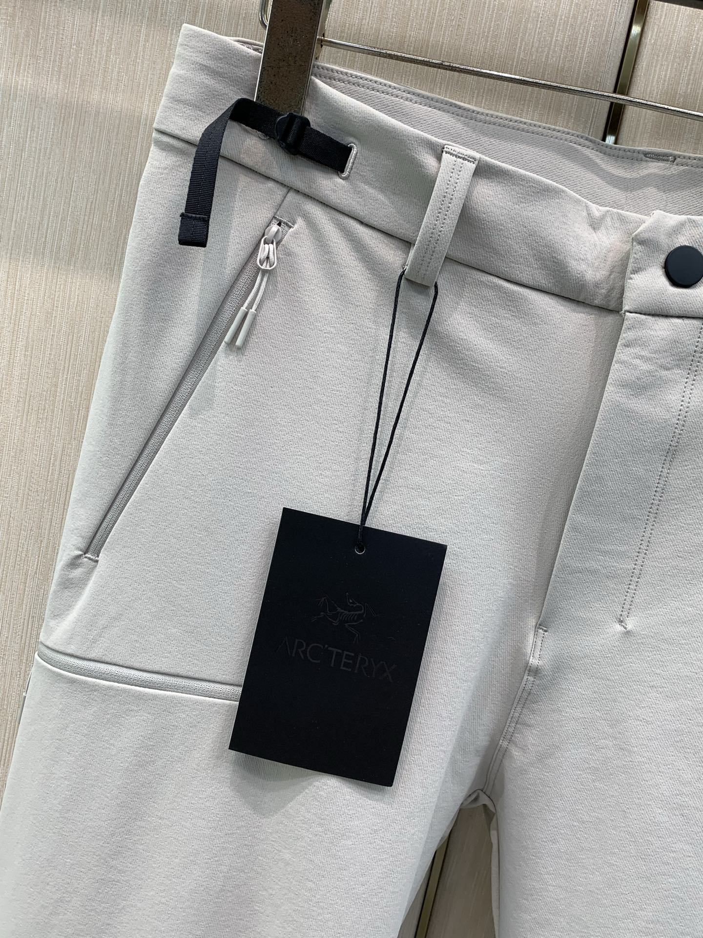 ，ARCTERYX 始祖鸟，2026秋季新品，时尚休闲裤，专柜同步有售，原单狠货，采用进口原版面料，顶级印花工艺字母图案