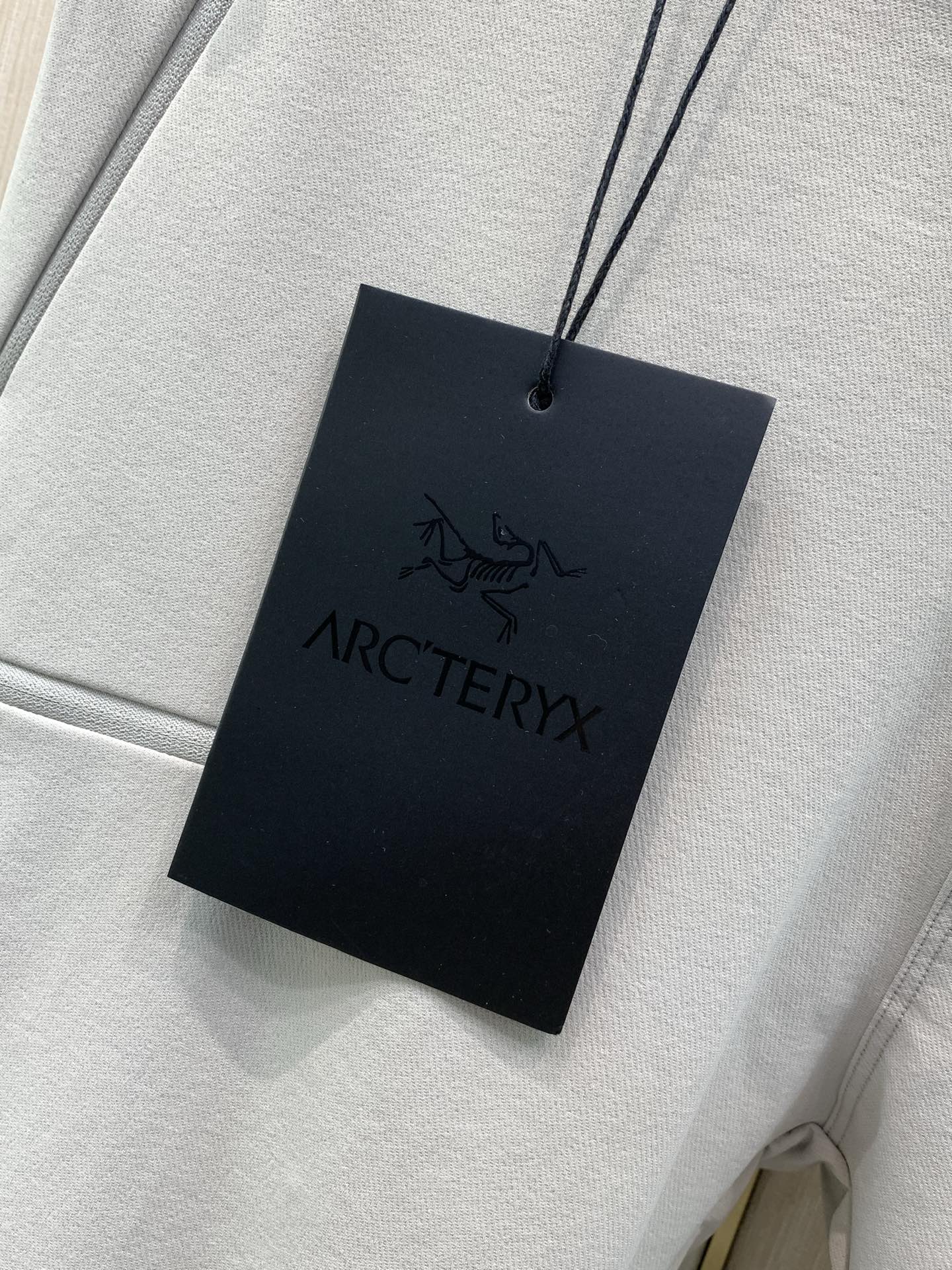 ，ARCTERYX 始祖鸟，2026秋季新品，时尚休闲裤，专柜同步有售，原单狠货，采用进口原版面料，顶级印花工艺字母图案
