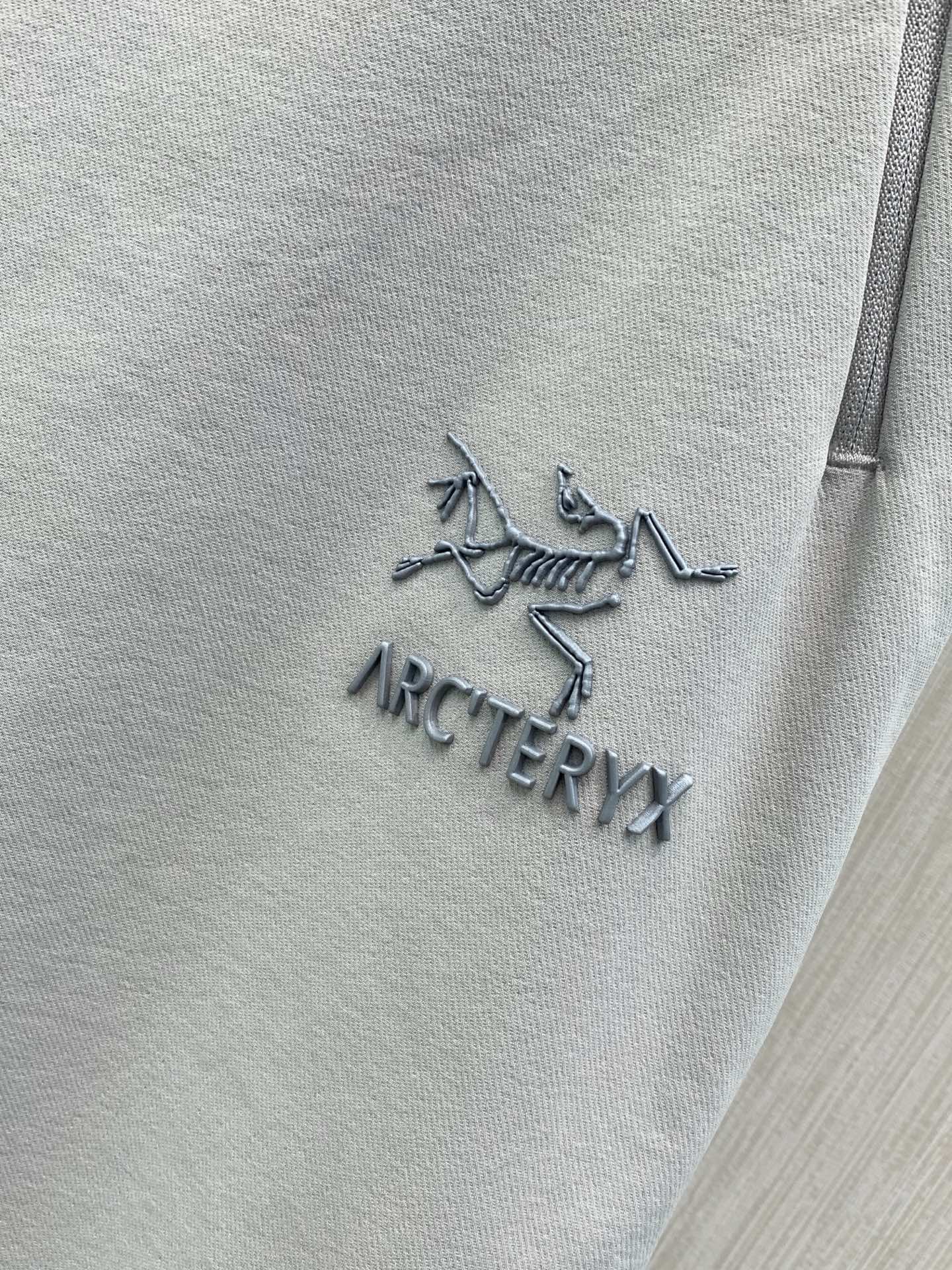 ，ARCTERYX 始祖鸟，2026秋季新品，时尚休闲裤，专柜同步有售，原单狠货，采用进口原版面料，顶级印花工艺字母图案