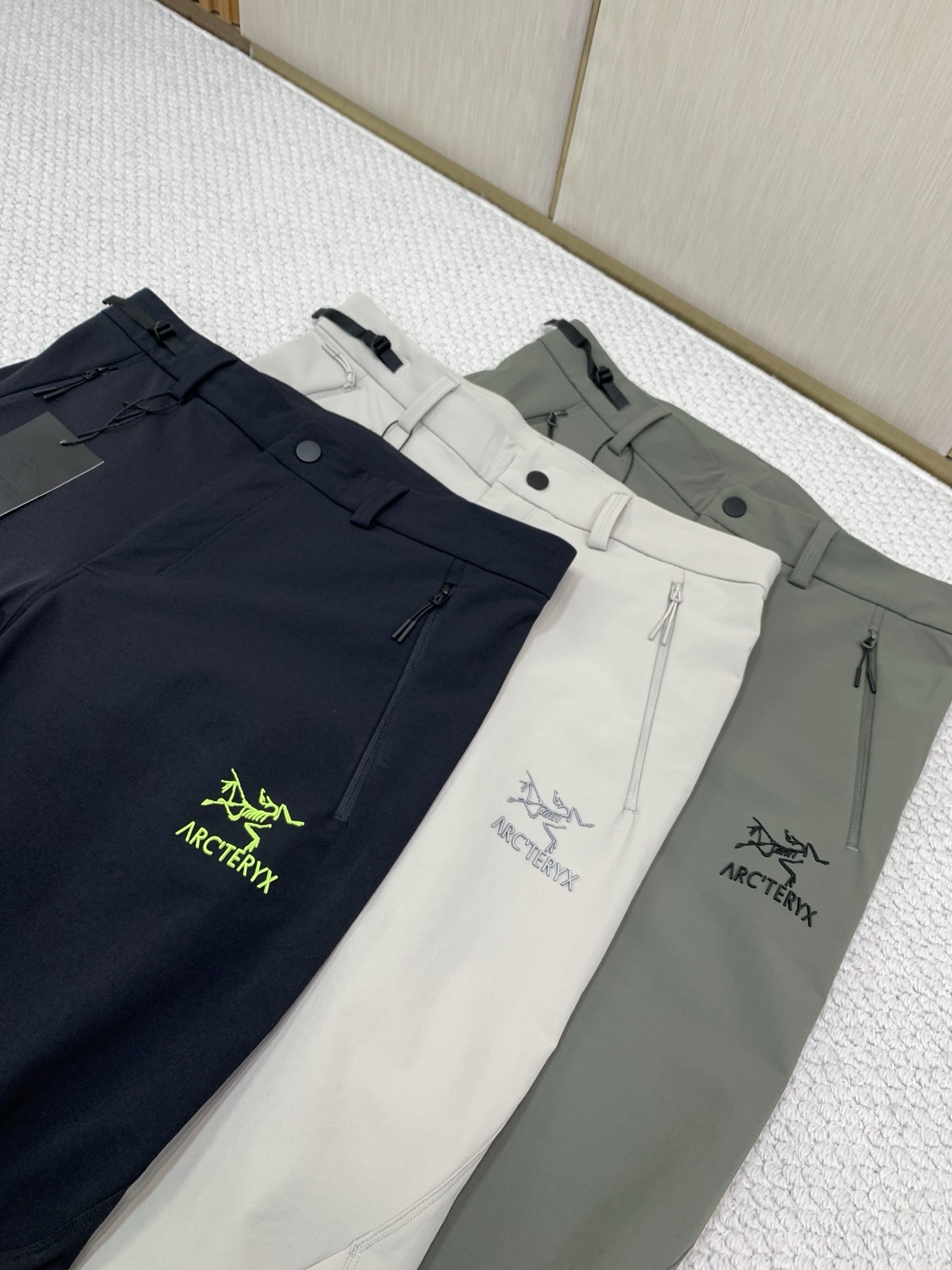 ，ARCTERYX 始祖鸟，2026秋季新品，时尚休闲裤，专柜同步有售，原单狠货，采用进口原版面料，顶级印花工艺字母图案