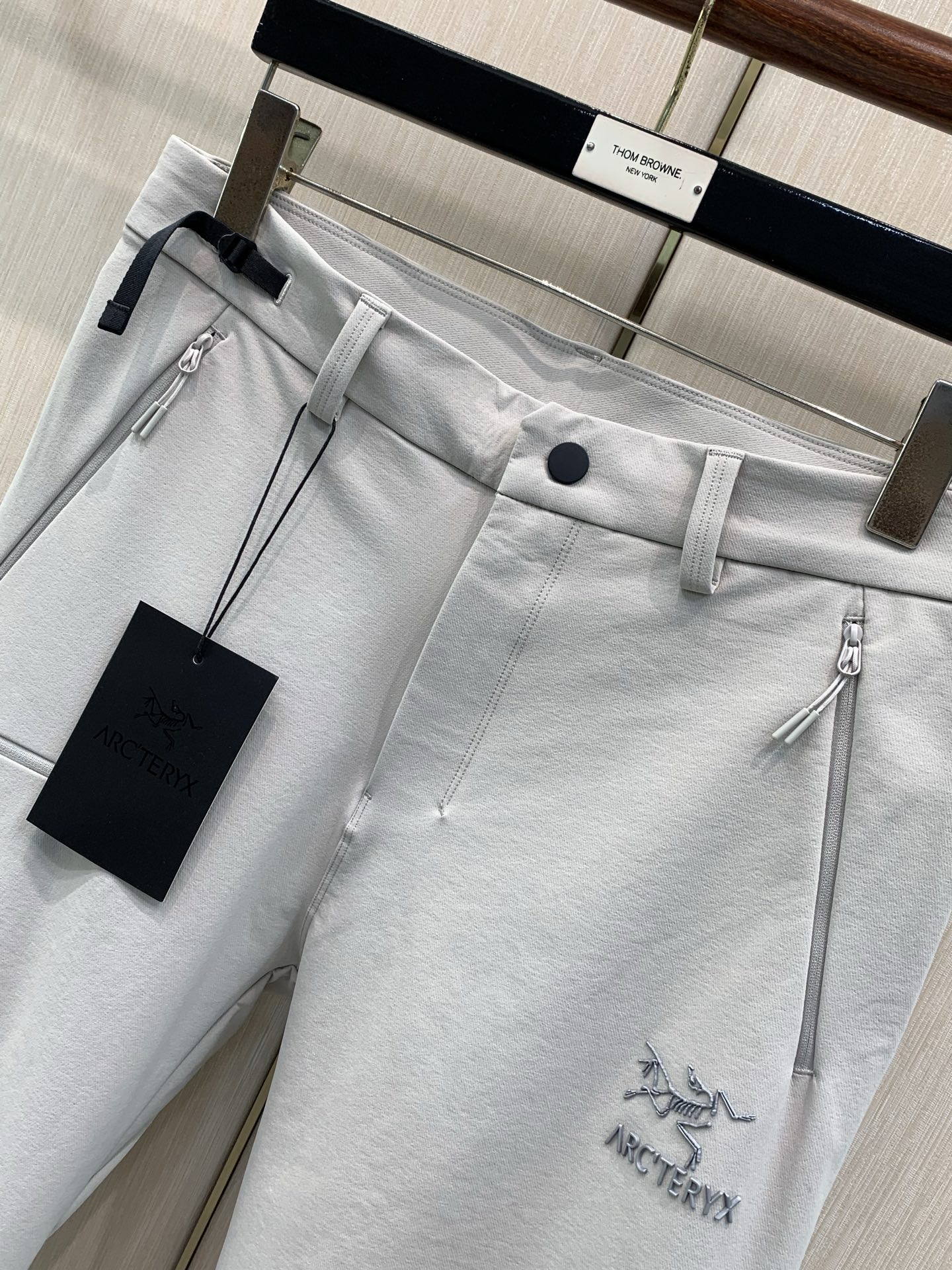 ，ARCTERYX 始祖鸟，2026秋季新品，时尚休闲裤，专柜同步有售，原单狠货，采用进口原版面料，顶级印花工艺字母图案