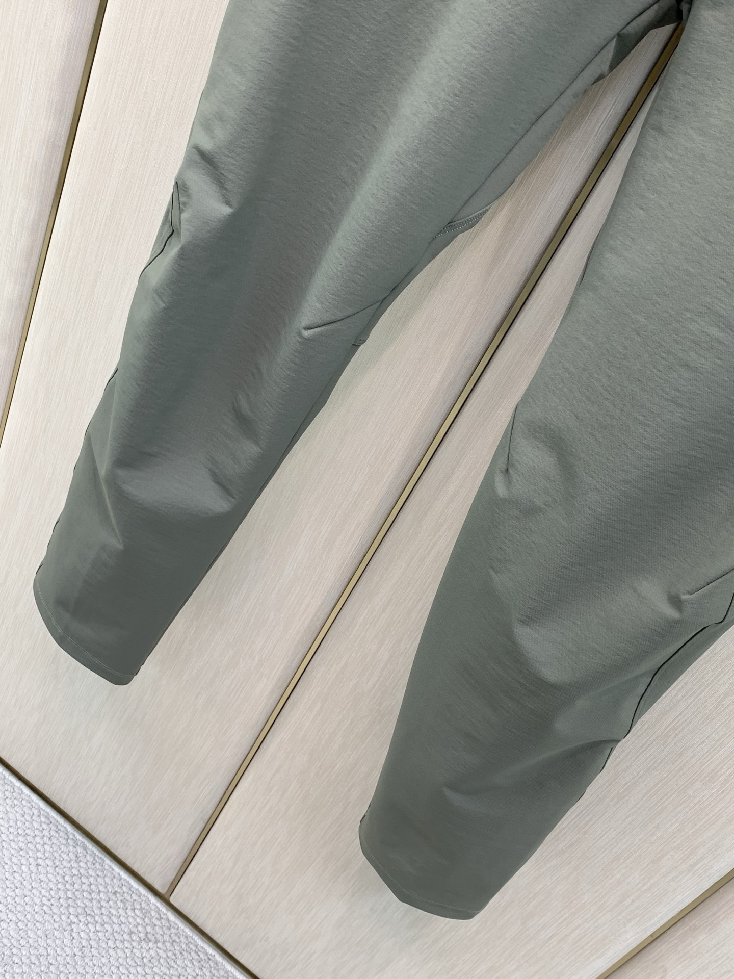 ，ARCTERYX 始祖鸟，2026秋季新品，时尚休闲裤，专柜同步有售，原单狠货，采用进口原版面料，顶级印花工艺字母图案