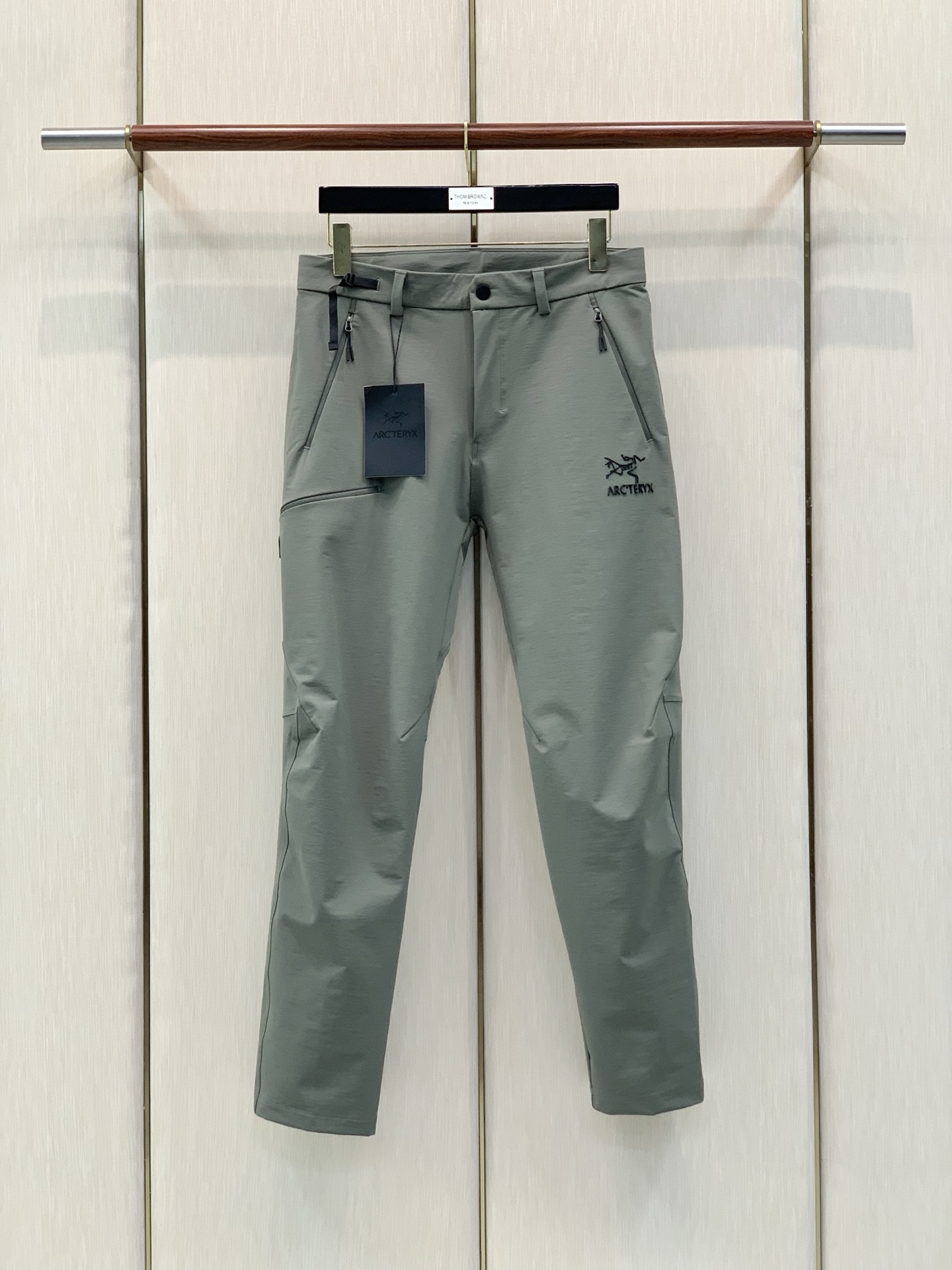 ，ARCTERYX 始祖鸟，2026秋季新品，时尚休闲裤，专柜同步有售，原单狠货，采用进口原版面料，顶级印花工艺字母图案
