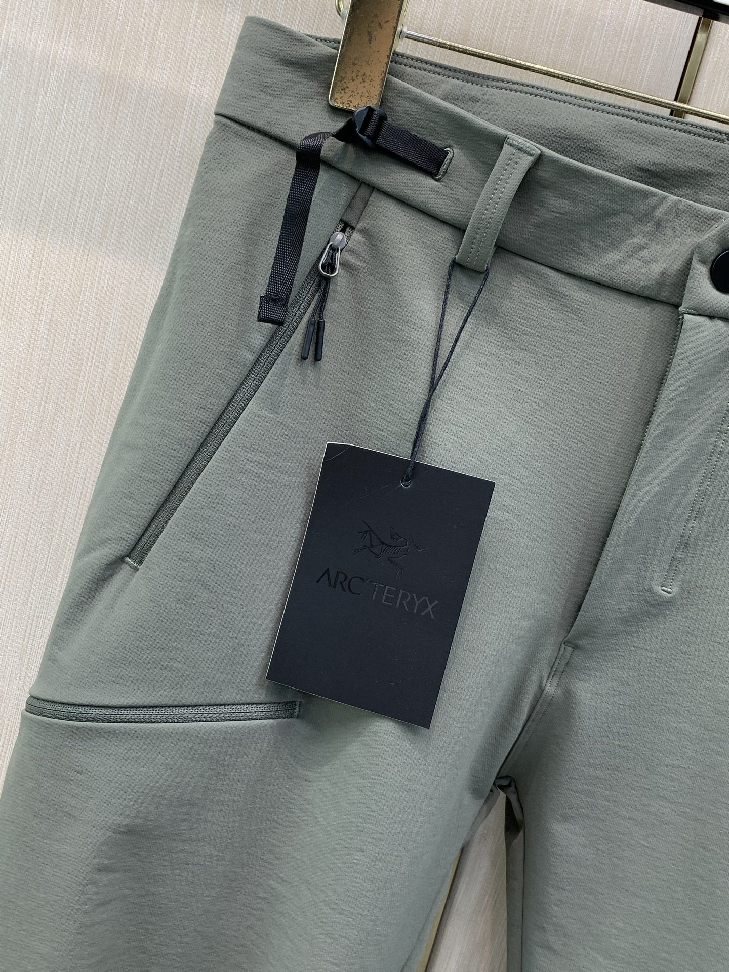 ，ARCTERYX 始祖鸟，2026秋季新品，时尚休闲裤，专柜同步有售，原单狠货，采用进口原版面料，顶级印花工艺字母图案