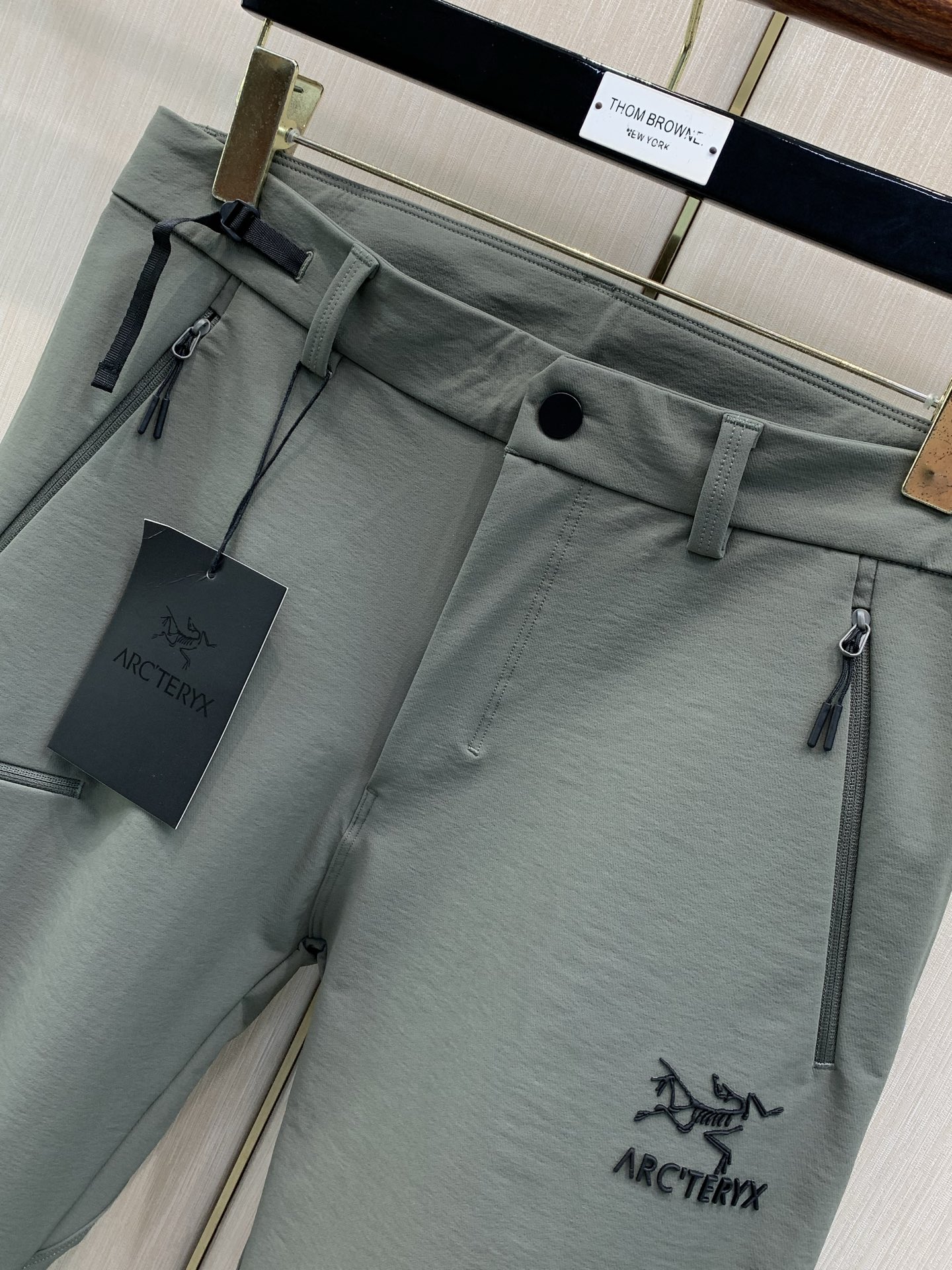 ，ARCTERYX 始祖鸟，2026秋季新品，时尚休闲裤，专柜同步有售，原单狠货，采用进口原版面料，顶级印花工艺字母图案