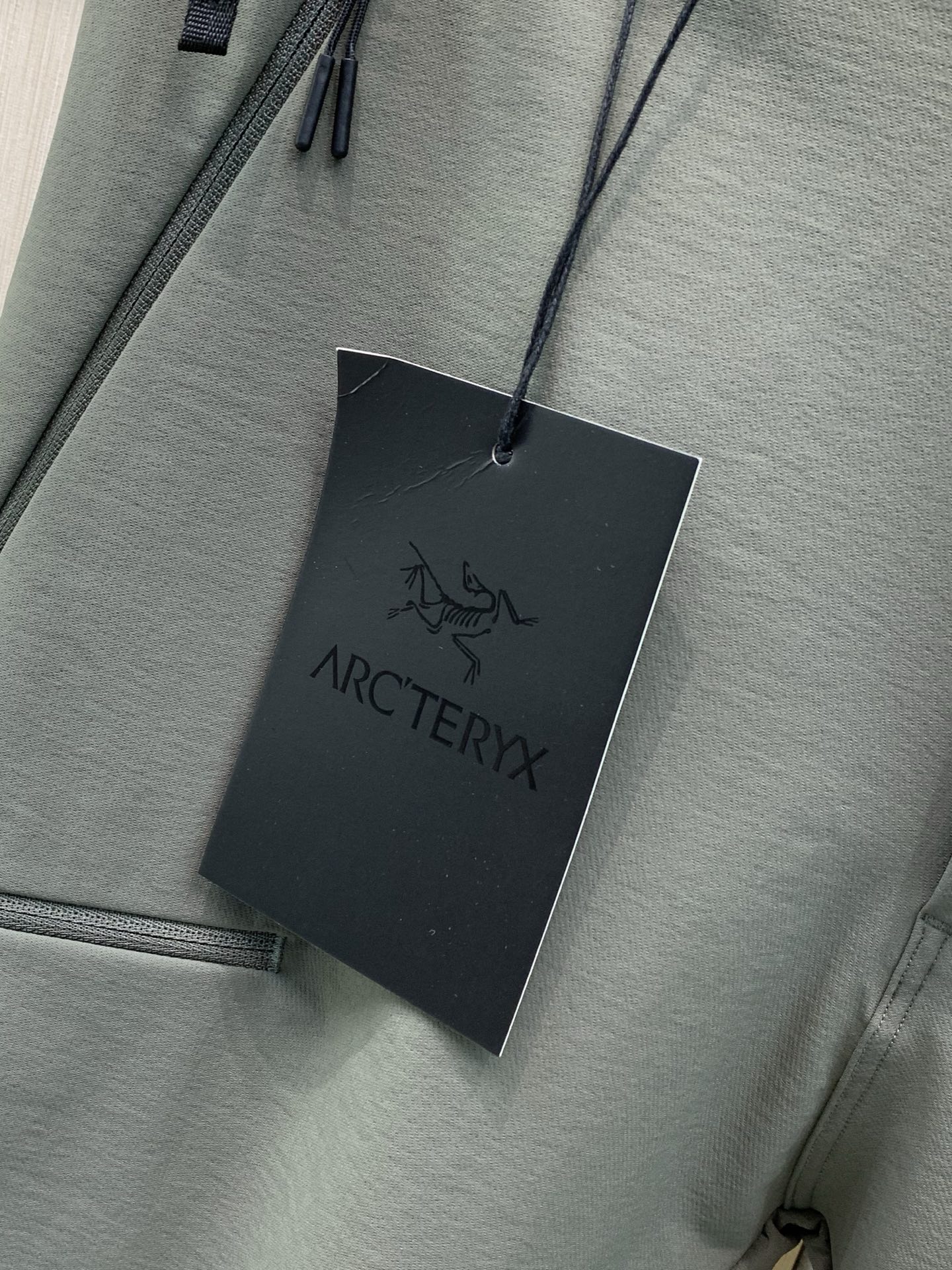 ，ARCTERYX 始祖鸟，2026秋季新品，时尚休闲裤，专柜同步有售，原单狠货，采用进口原版面料，顶级印花工艺字母图案