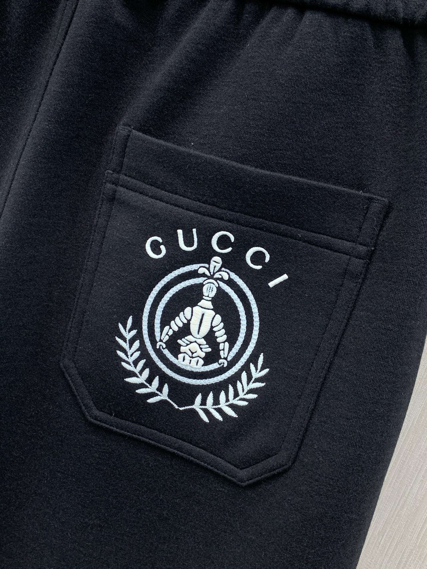 ，GUCCI 古驰，2026秋季最新品，专柜同步有售，原单狠货，时尚休闲裤，进口原版面料，舒适透气，独特设计风格，顶级刺