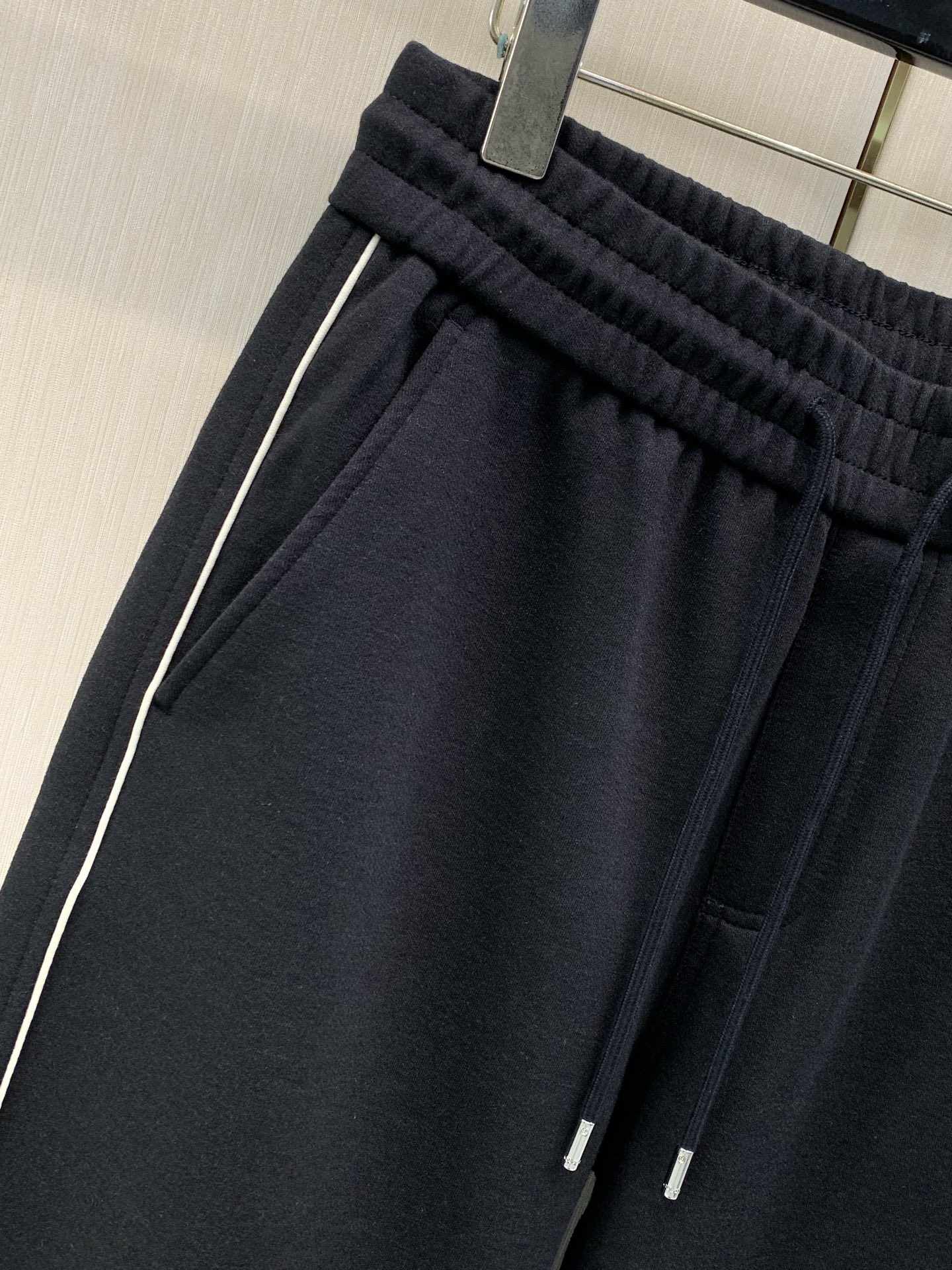 ，GUCCI 古驰，2026秋季最新品，专柜同步有售，原单狠货，时尚休闲裤，进口原版面料，舒适透气，独特设计风格，顶级刺