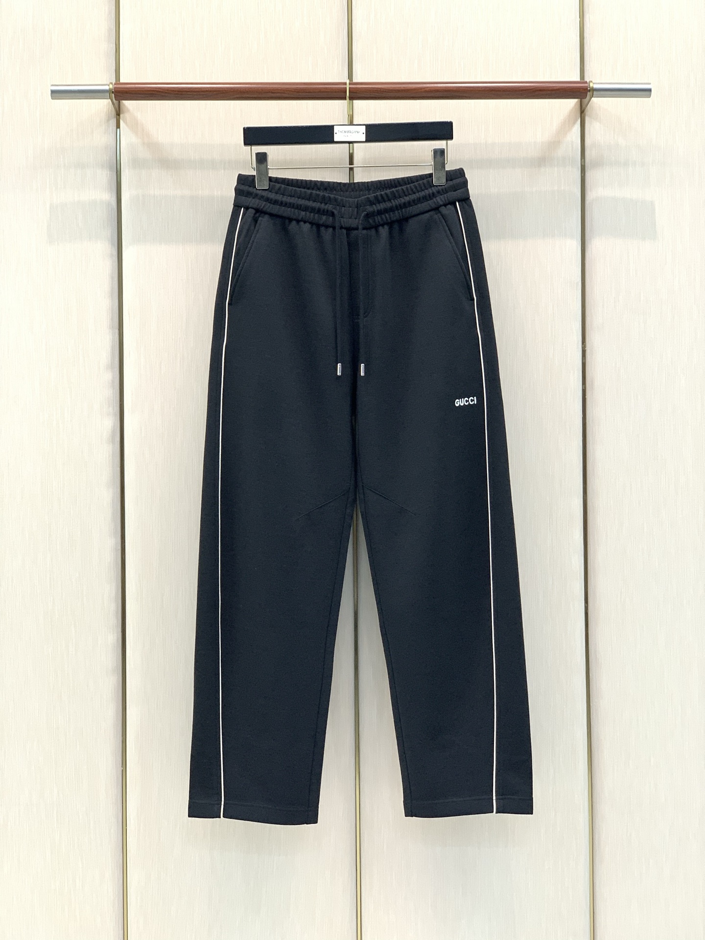 ，GUCCI 古驰，2026秋季最新品，专柜同步有售，原单狠货，时尚休闲裤，进口原版面料，舒适透气，独特设计风格，顶级刺