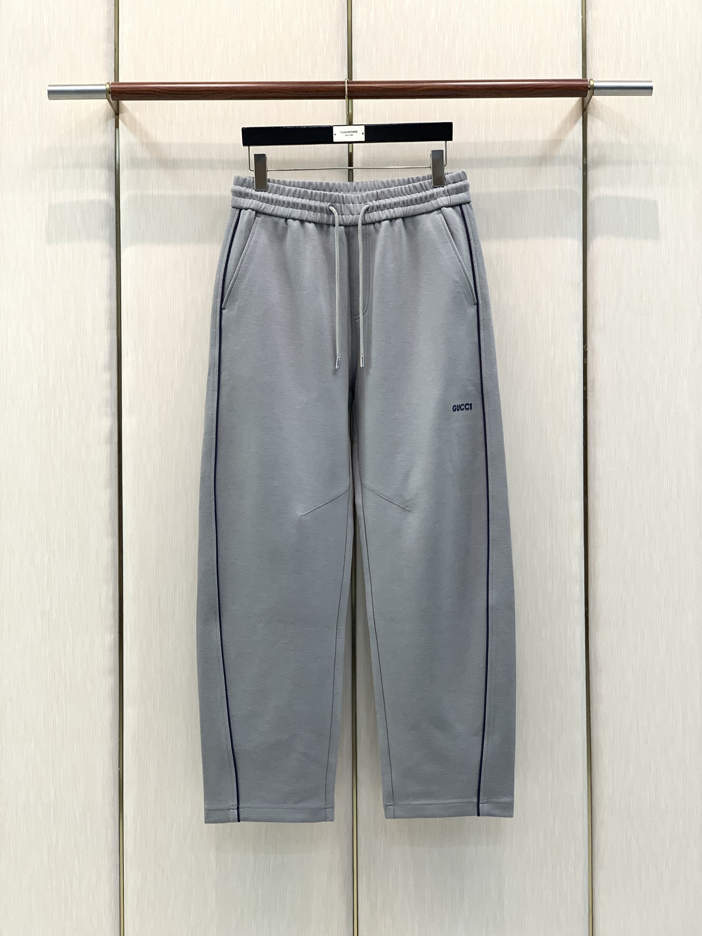 ，GUCCI 古驰，2026秋季最新品，专柜同步有售，原单狠货，时尚休闲裤，进口原版面料，舒适透气，独特设计风格，顶级刺