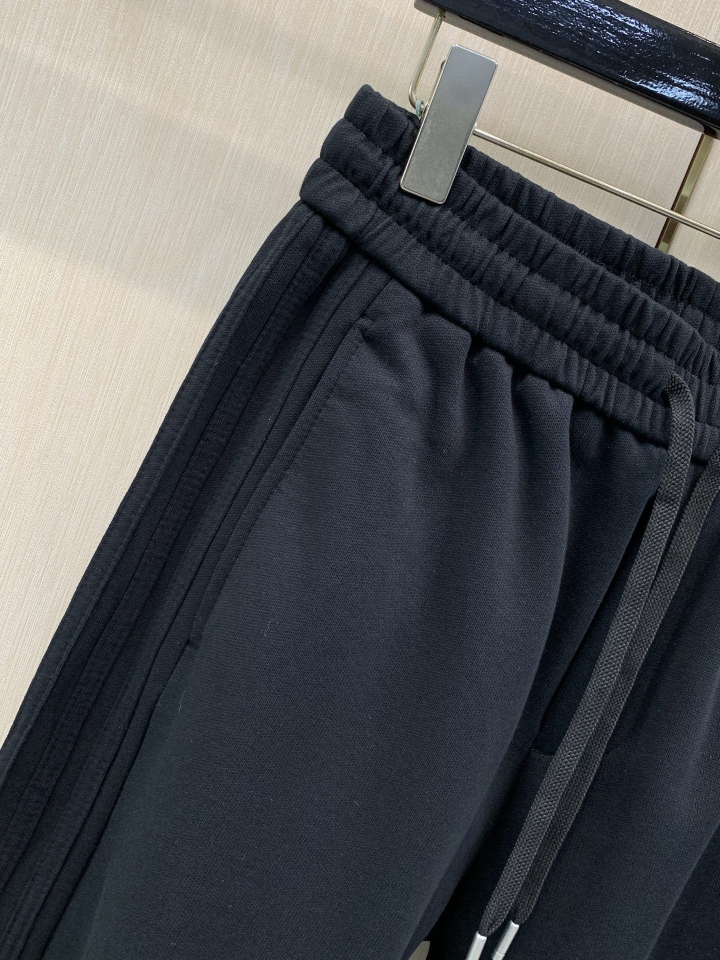 ,Moncler 蒙口,2026春秋最新品,专柜同步有售,原单狠货,时尚休闲裤,采用进口原版面料,顶级压胶工艺字母图案l ,Moncler 蒙口,2026春秋最新品,专柜同步有售,原单狠货,时尚休闲裤,采用进口原版面料,顶级压胶工艺字母图案l